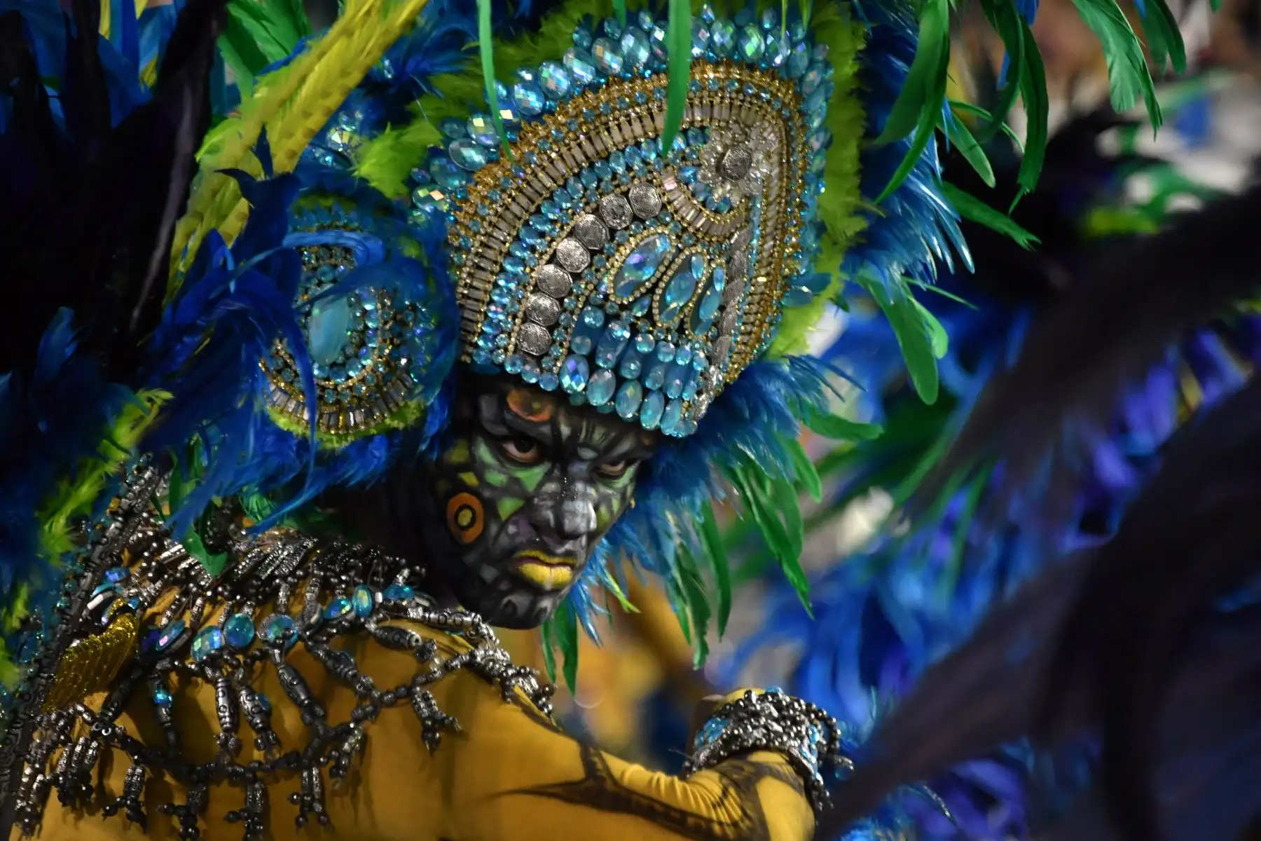 Escuela de samba "Unidos de Vila Maria" se presenta durante la segunda noche de carnaval en Sao Paulo, Brasil, en el Sambódromo de la ciudad. | Foto: AFP