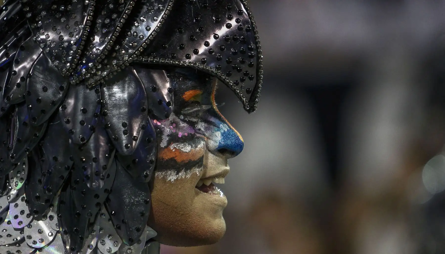 Escuela de samba "Unidos de Vila Maria" se presenta durante la segunda noche de carnaval en Sao Paulo, Brasil, en el Sambódromo de la ciudad. | Foto: AFP