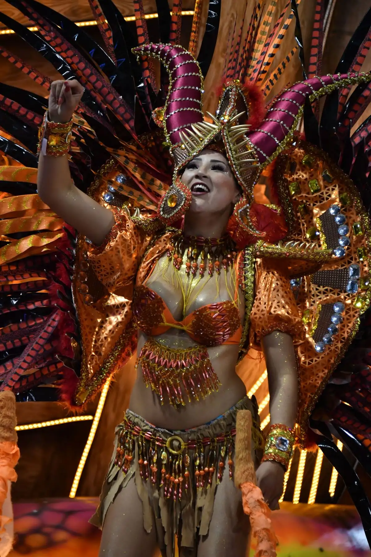 Escuela de samba "Unidos de Vila Maria" se presenta durante la segunda noche de carnaval en Sao Paulo, Brasil, en el Sambódromo de la ciudad. | Foto: AFP