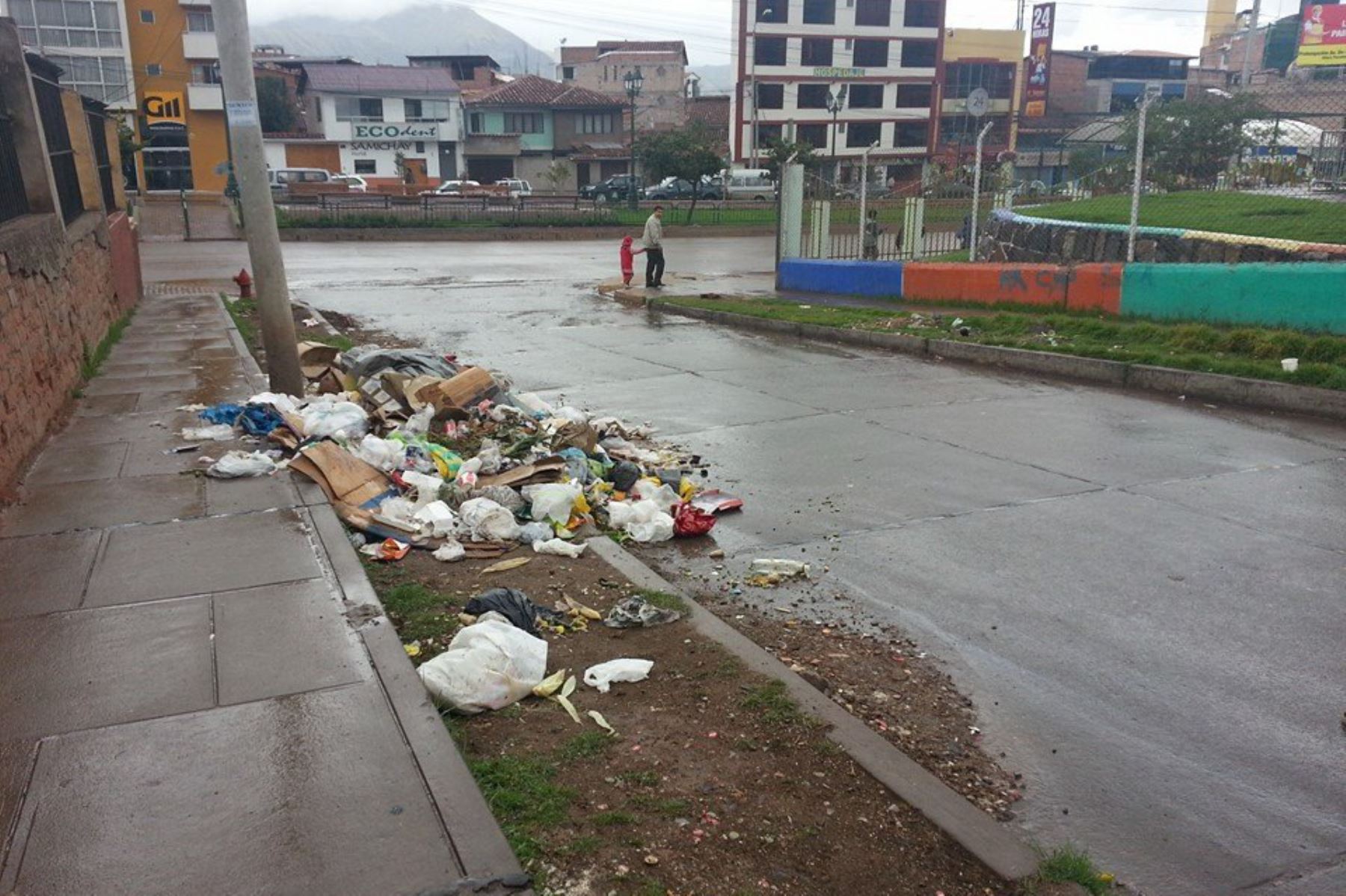 La municipalidad distrital de Wanchaq (Cusco) multará con 840 soles a los vecinos que dejen basura en la vía pública en horarios no permitidos.