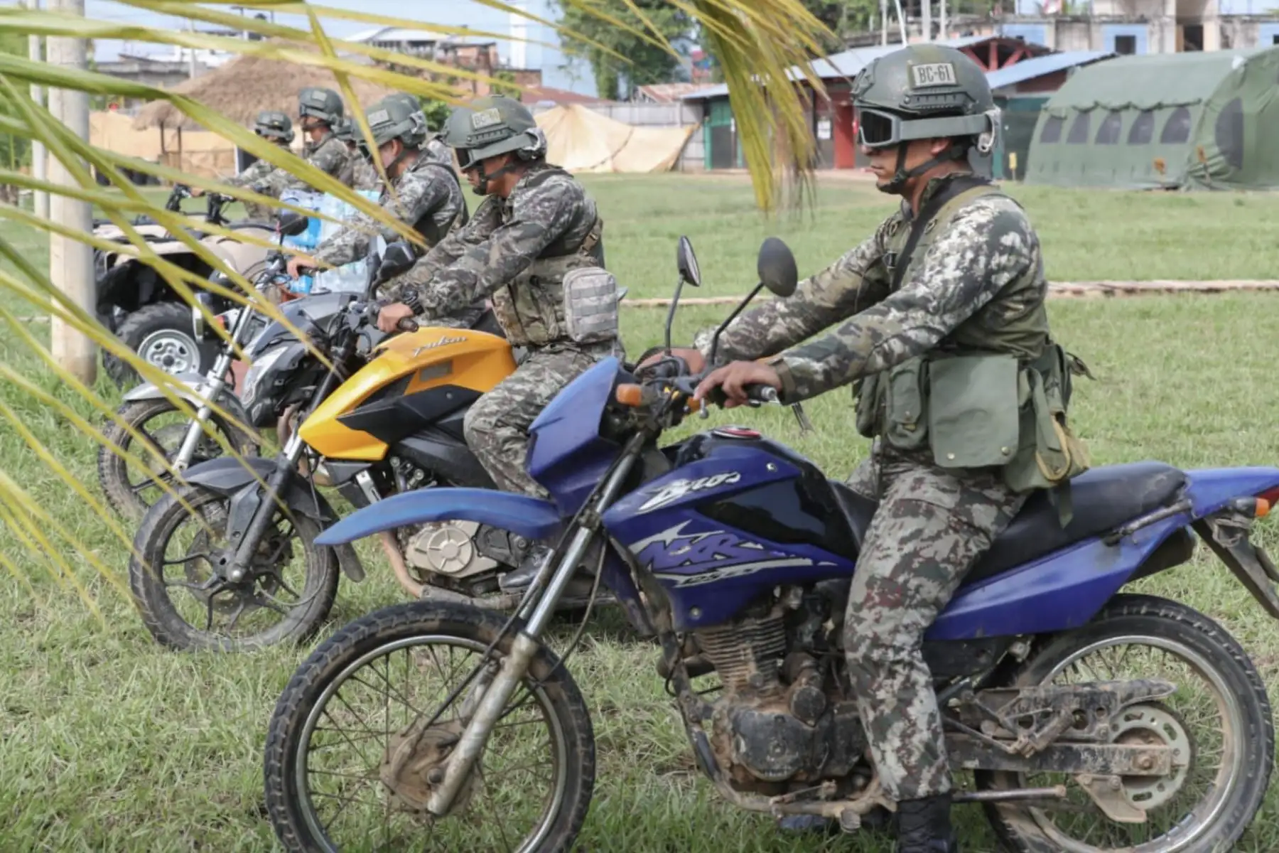 Ministro de Defensa y titulares del Interior y del Ambiente inspeccionan maquinaria pesada y vehículos que se trasladarán a zona de La Pampa para apoyar labores contra la minería ilegal. Foto: ANDINA/ MINDEF