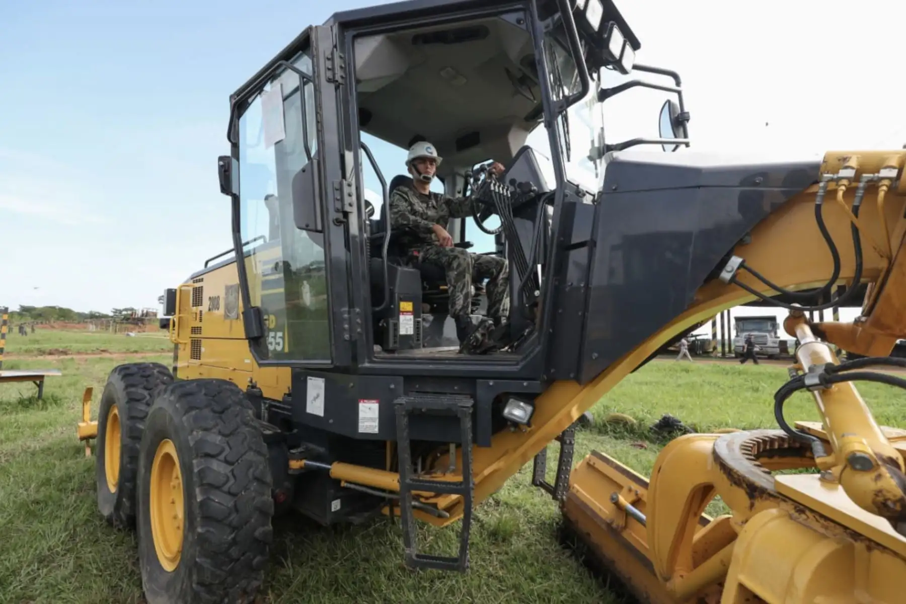 Ministro de Defensa y titulares del Interior y del Ambiente inspeccionan maquinaria pesada y vehículos que se trasladarán a zona de La Pampa para apoyar labores contra la minería ilegal. Foto: ANDINA/ MINDEF