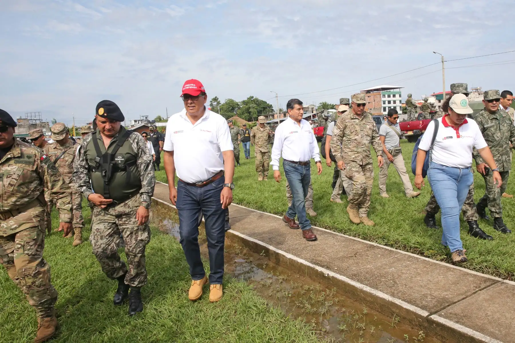 Ministro de Defensa y titulares del Interior y del Ambiente inspeccionan maquinaria pesada y vehículos que se trasladarán a zona de La Pampa para apoyar labores contra la minería ilegal. Foto: ANDINA/ Jhony Laurente
