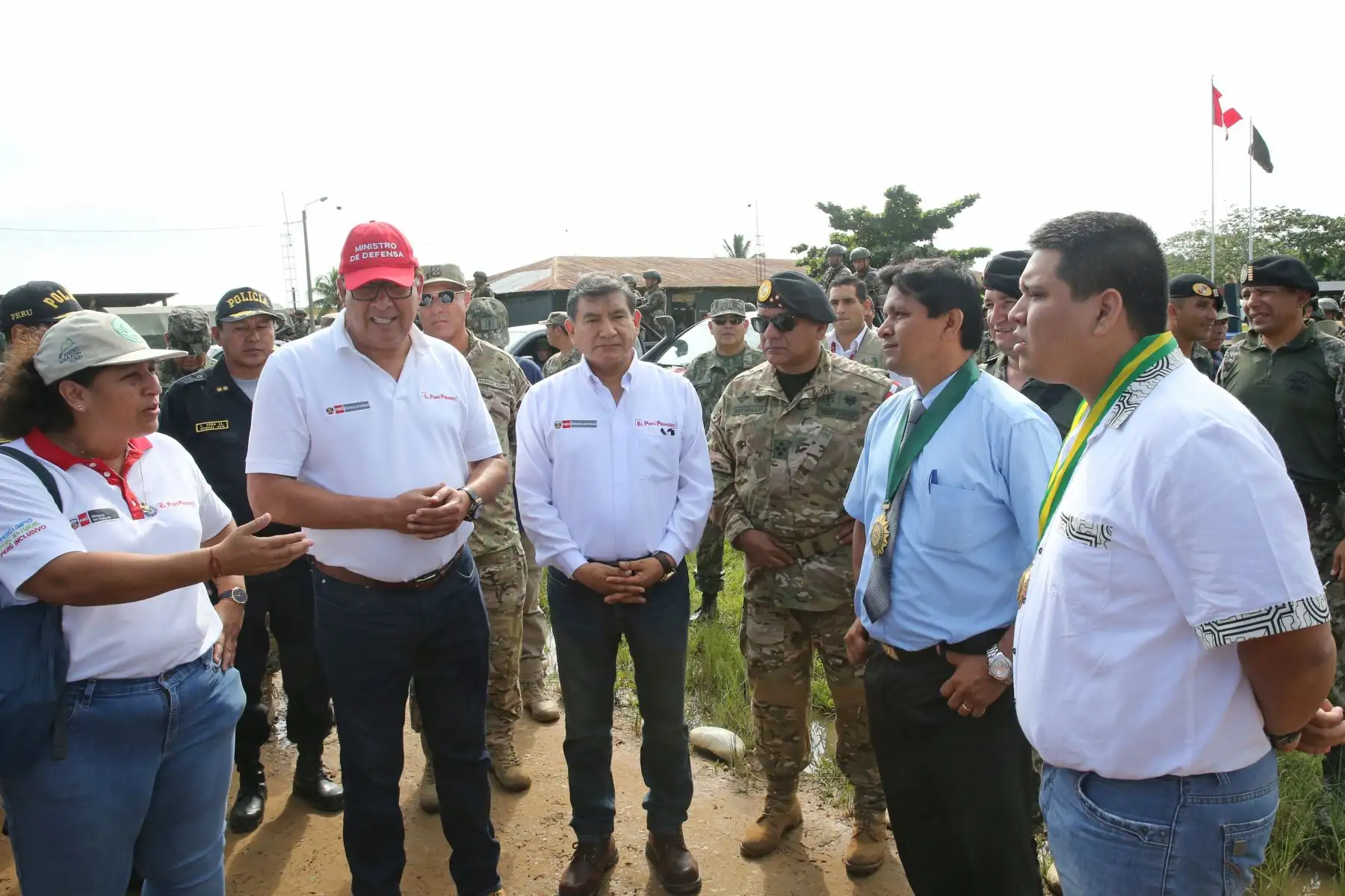 Ministro de Defensa y titulares del Interior y del Ambiente inspeccionan maquinaria pesada y vehículos que se trasladarán a zona de La Pampa para apoyar labores contra la minería ilegal. Foto: ANDINA/ Jhony Laurente