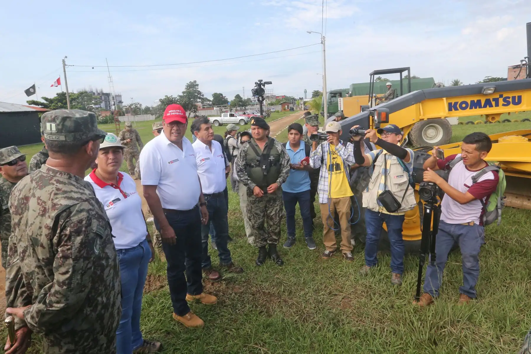 Ministro de Defensa y titulares del Interior y del Ambiente inspeccionan maquinaria pesada y vehículos que se trasladarán a zona de La Pampa para apoyar labores contra la minería ilegal. Foto: ANDINA/ Jhony Laurente