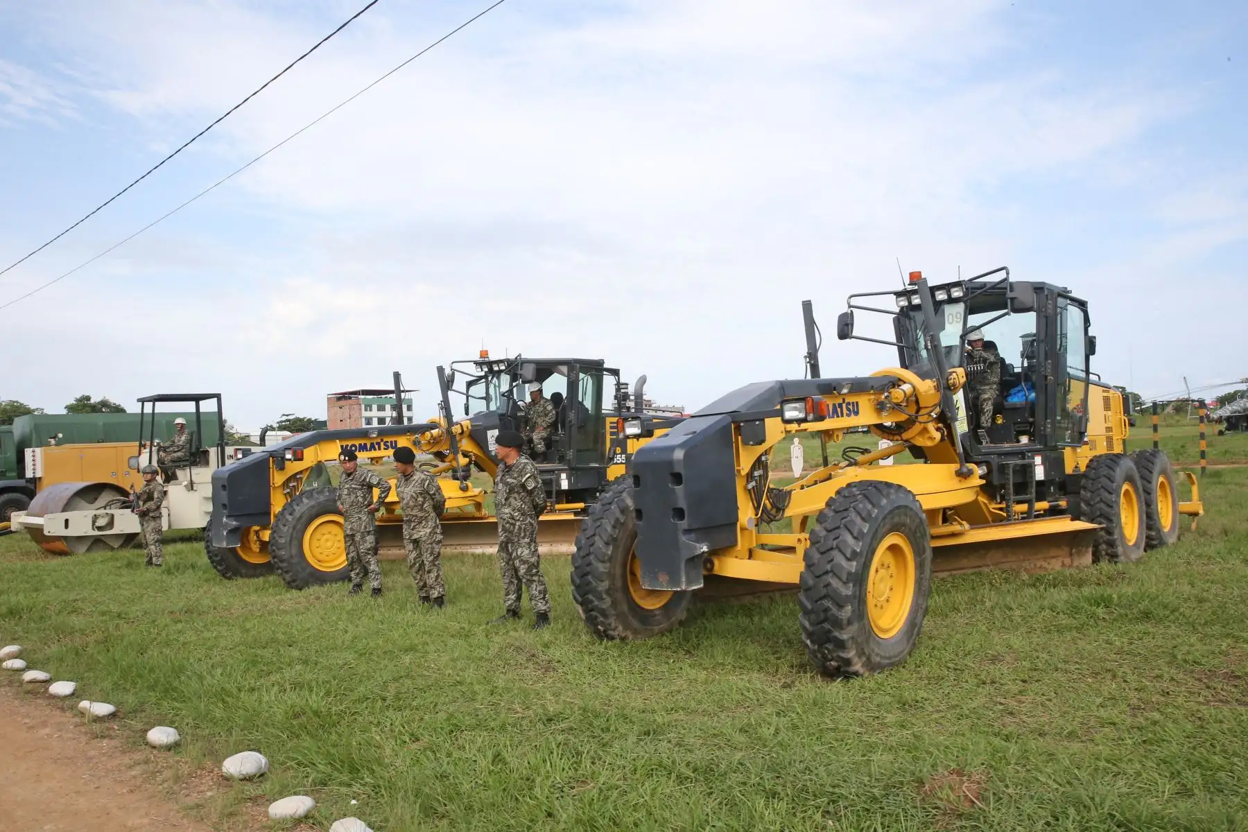 Ministro de Defensa y titulares del Interior y del Ambiente inspeccionan maquinaria pesada y vehículos que se trasladarán a zona de La Pampa para apoyar labores contra la minería ilegal. Foto: ANDINA/ Jhony Laurente