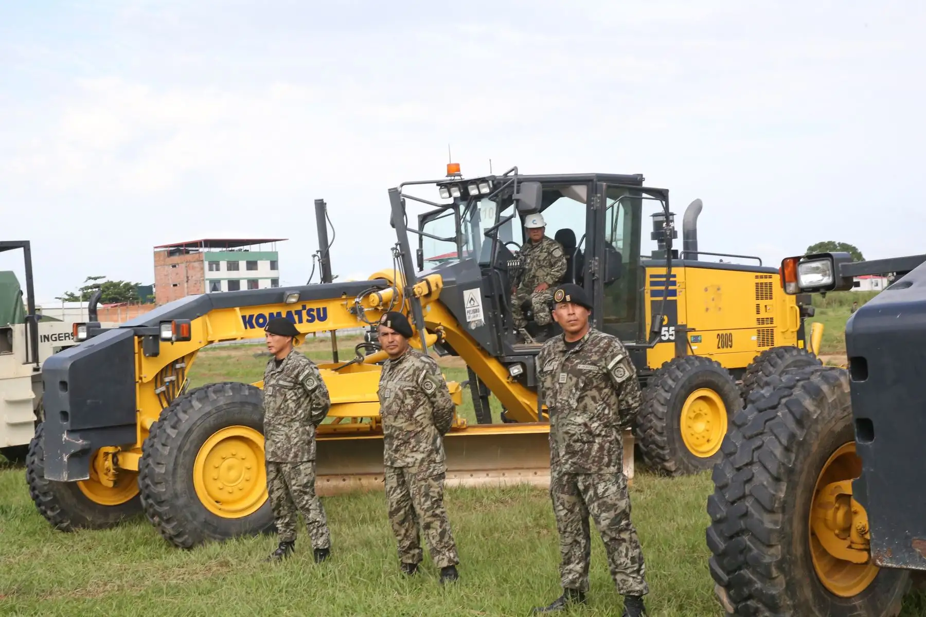 Ministro de Defensa y titulares del Interior y del Ambiente inspeccionan maquinaria pesada y vehículos que se trasladarán a zona de La Pampa para apoyar labores contra la minería ilegal. Foto: ANDINA/ Jhony Laurente