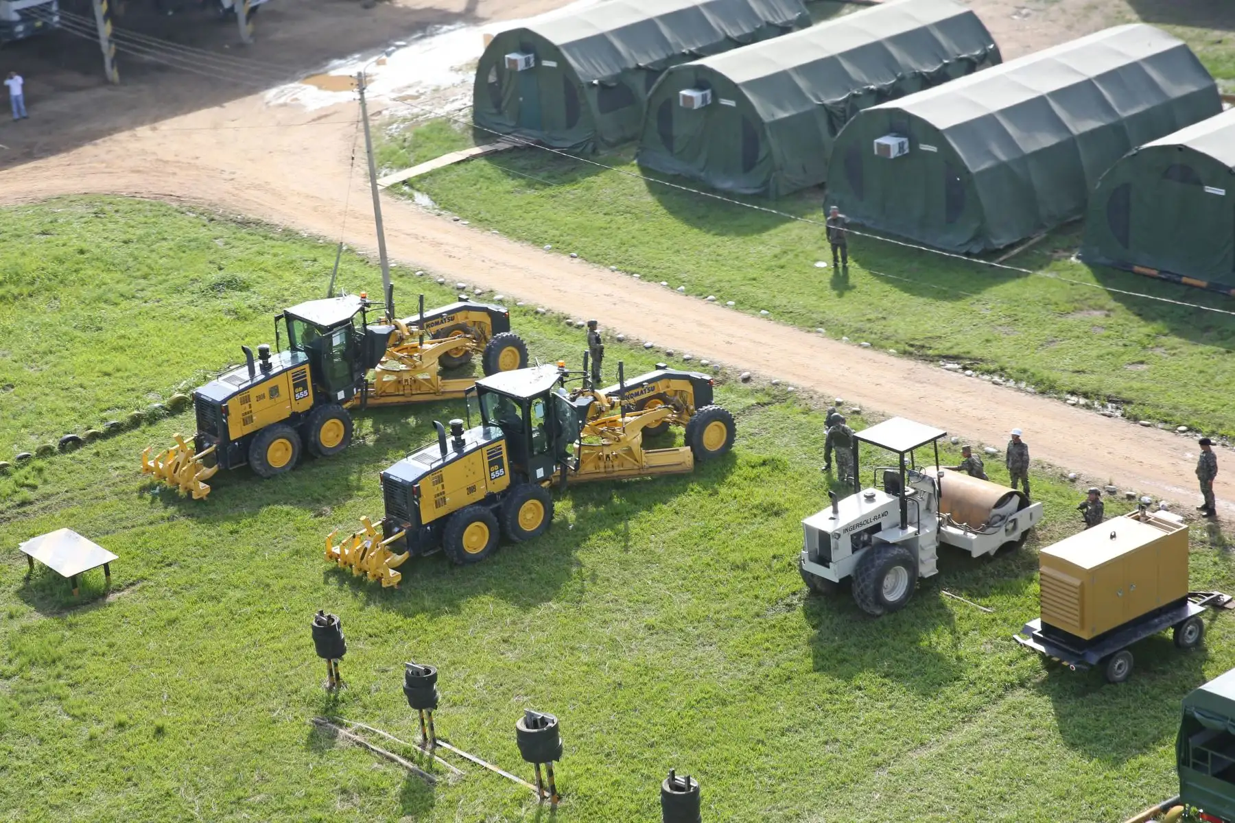 Ministro de Defensa y titulares del Interior y del Ambiente inspeccionan maquinaria pesada y vehículos que se trasladarán a zona de La Pampa para apoyar labores contra la minería ilegal. Foto: ANDINA/ Jhony Laurente