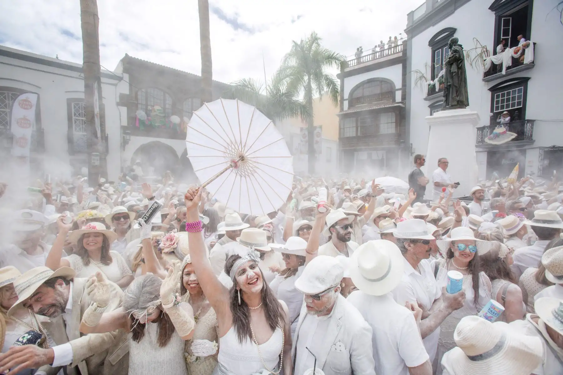 Bañistas cubiertos de talco en polvo participan en el carnaval callejero de 