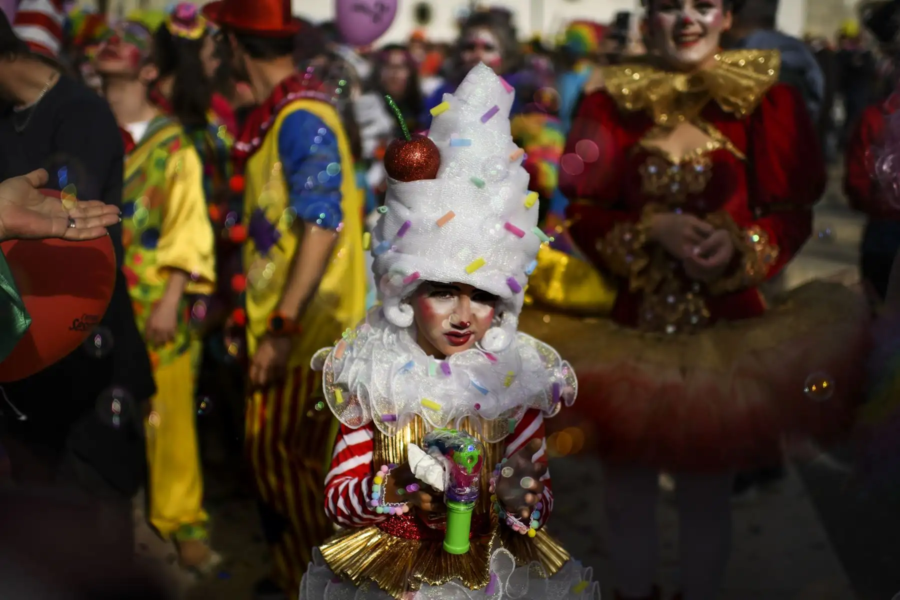 Un niño disfrazado participa en el desfile anual de payasos en Sesimbra Portugal. Foto: AFP