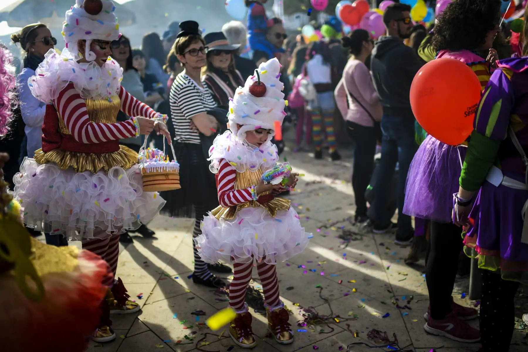 Un niño disfrazado participa en el desfile anual de payasos en Sesimbra, Portugal. Foto: AFP