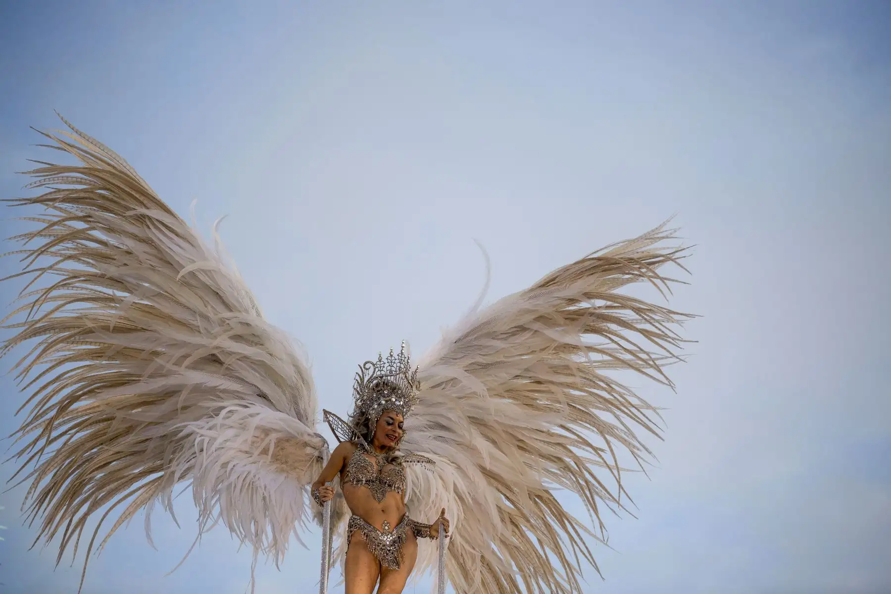 Un miembro de la escuela de samba Mocidade Independente de Padre Miguel se presenta durante la segunda noche del desfile de Carnaval de Río en Brasil. Foto: AFP