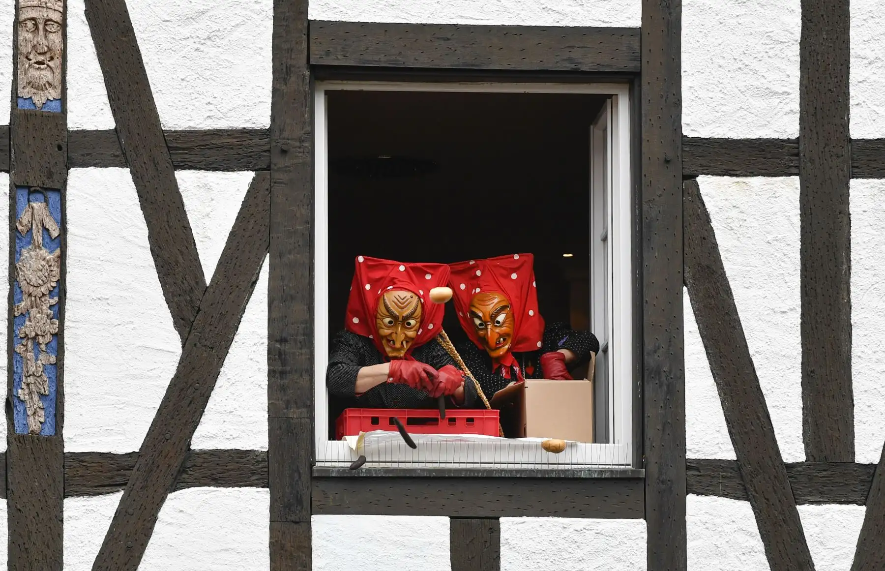Participantes que visten trajes de brujas lanzan salchichas al público durante la tradicional "comida de brujas" en Offenburg, sur de Alemania. Foto: AFP