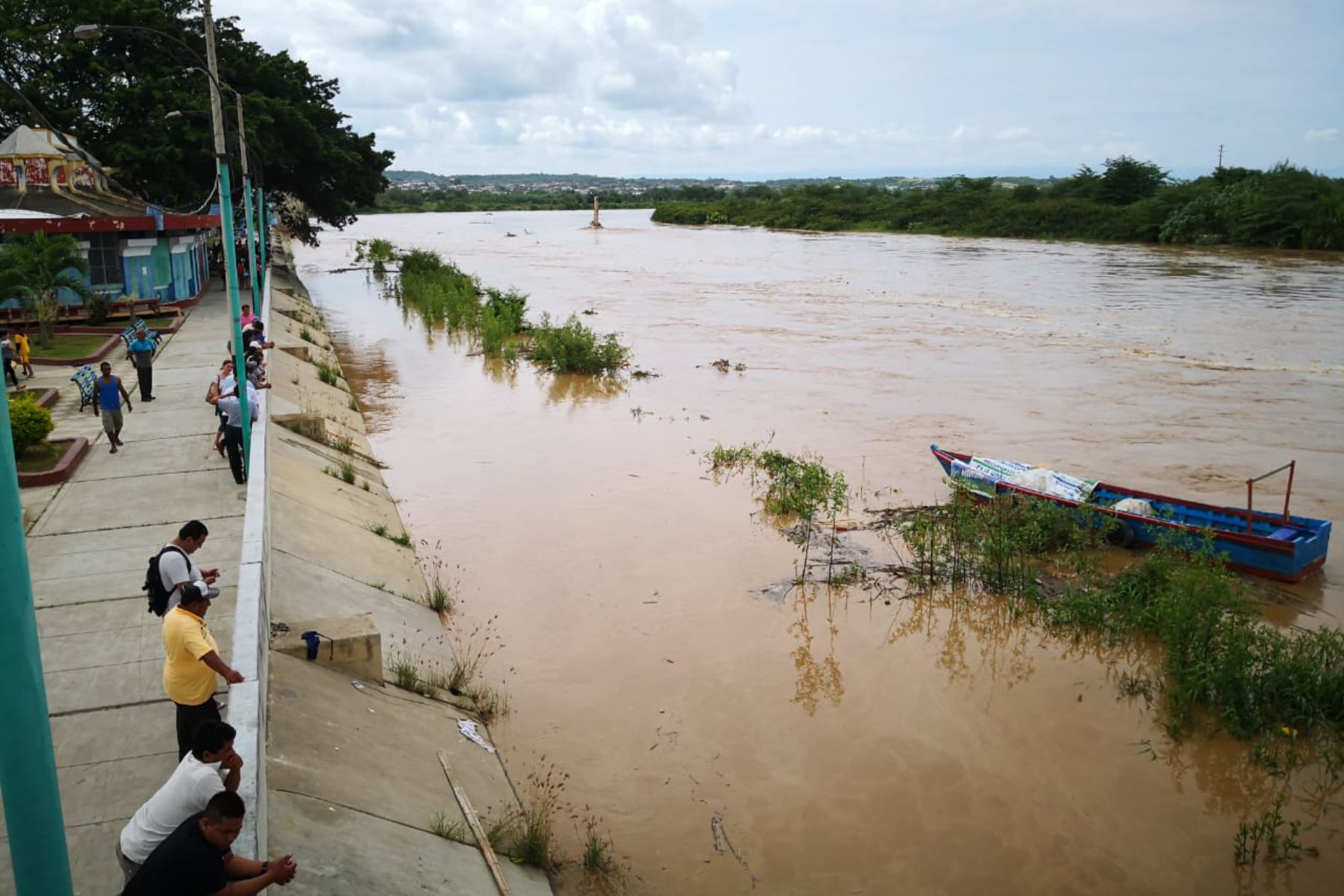 Autoridades evacúan a personas que se ubican cerca de ribera de río Tumbes. ANDINA