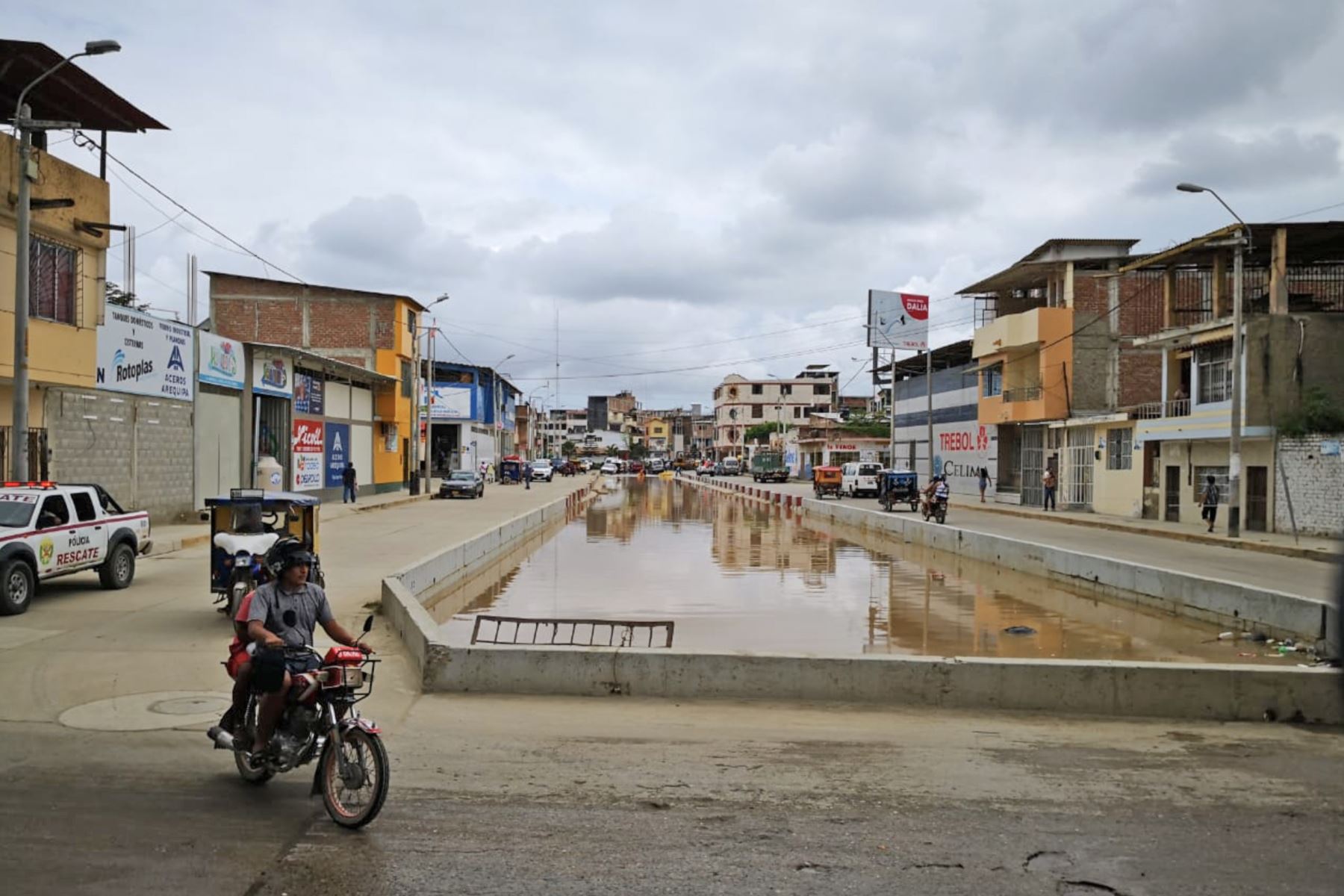 Autoridades prestan  atención a las zonas bajas de Tumbes ante un eventual desborde del río, en especial al barrio Bellavista. Foto: ANDINA