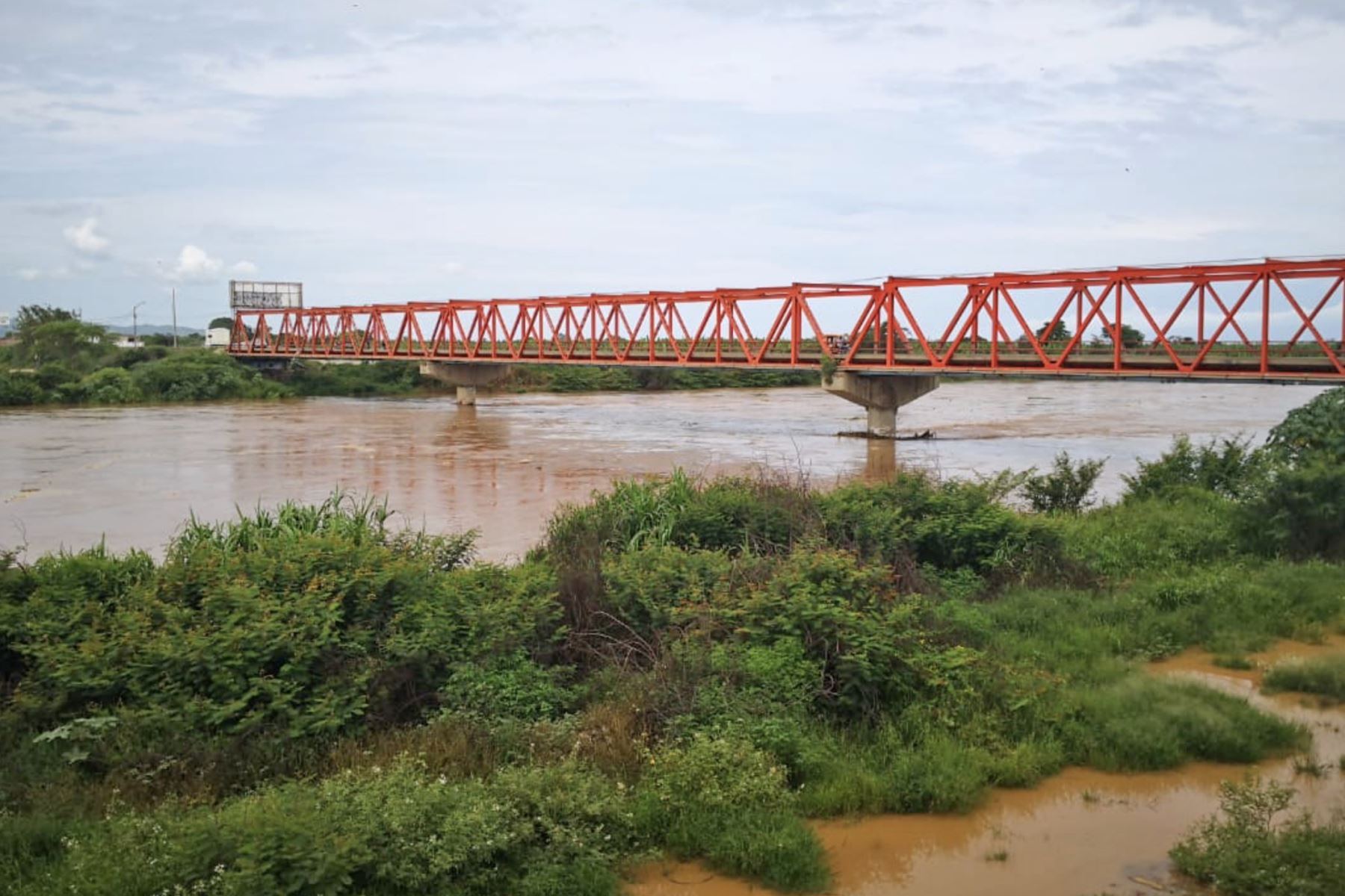 El caudal del río Tumbes superó los 1,400 metros cúbicos por segundo lo que originó que se declare una alerta roja. Foto: ANDINA