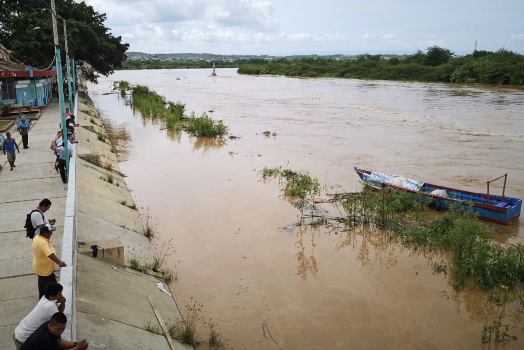 Autoridades evacúan a personas que se ubican cerca de ribera de río Tumbes. Varios se apostaron en el malecón pese a la alerta emitida. Foto: ANDINA