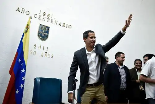 El líder de la oposición venezolana y autoproclamado presidente interino, Juan Guaidó, saluda durante una reunión con líderes sindicales en Caracas el 5 de marzo del 2019. Foto: AFP.