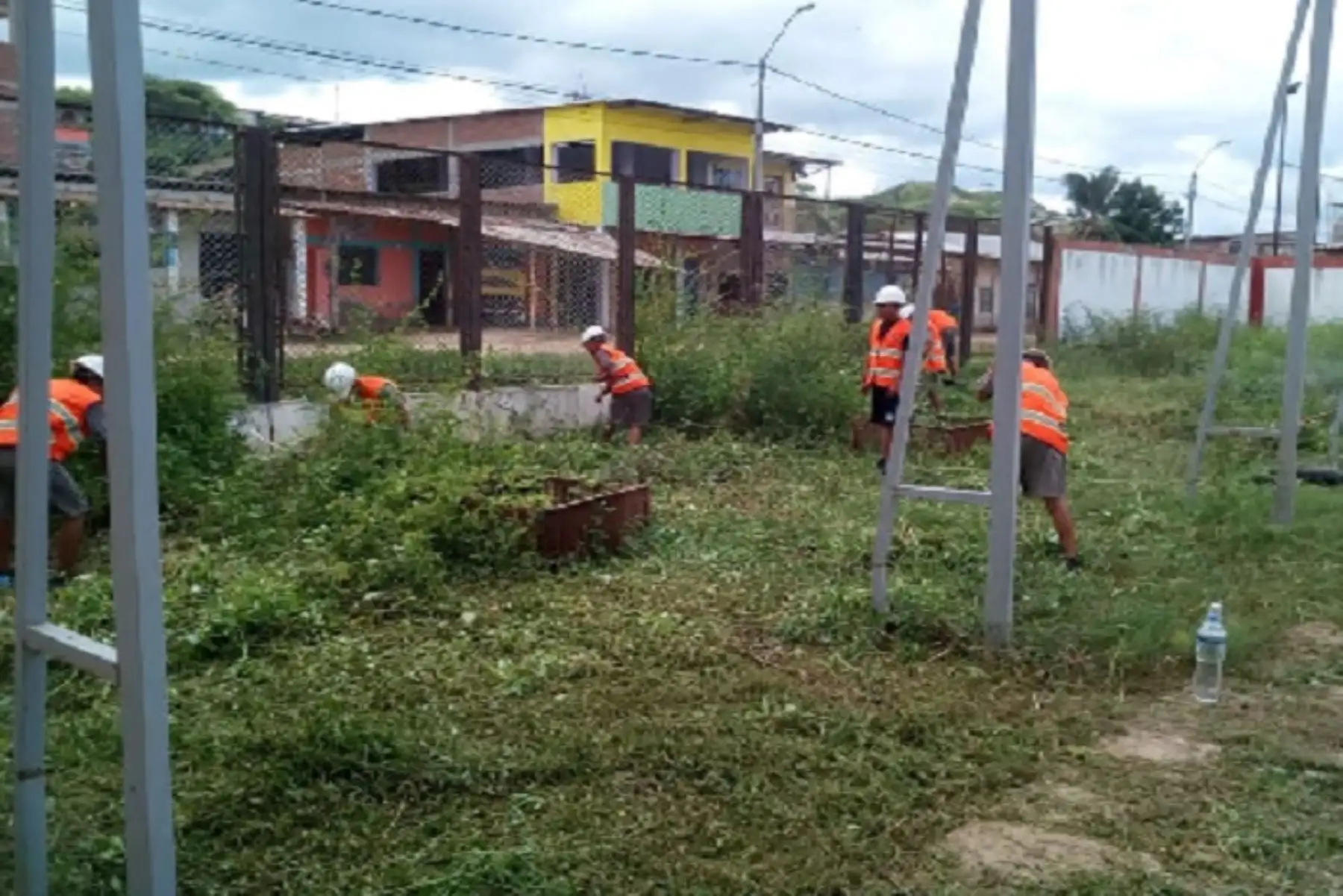 El alcalde de Tumbes, Jimy Silva Mena, como presidente de la Plataforma de Defensa Civil Provincial, en conjunto con miembros del Ejército del Perú, realizan labores de prevención en varias zonas de la jurisdicción, para evitar que las viviendas y centros educativos se inunden debido al desborde del río Tumbes.