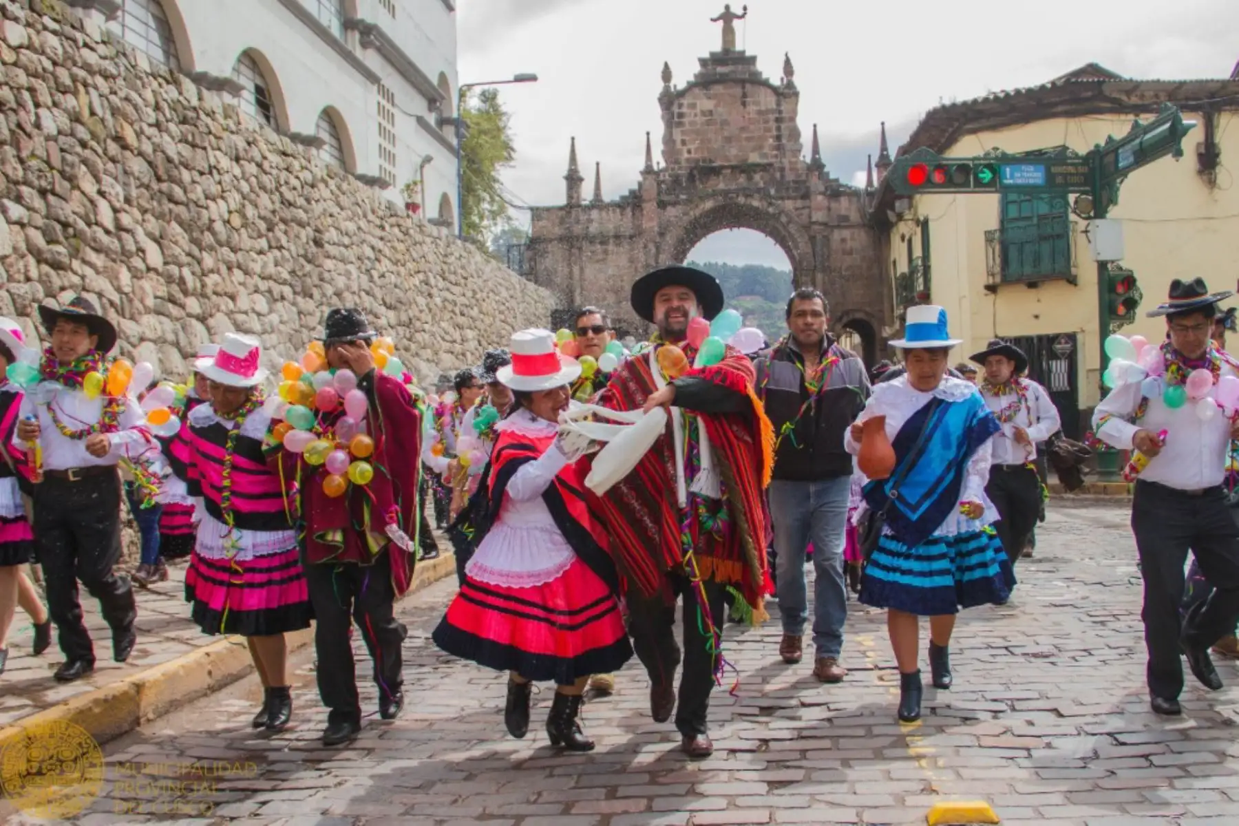 La Plaza de Armas de la Ciudad Imperial congregó a cientos de personas que protagonizaron un vistoso pasacalle lleno de júbilo e identidad regional.