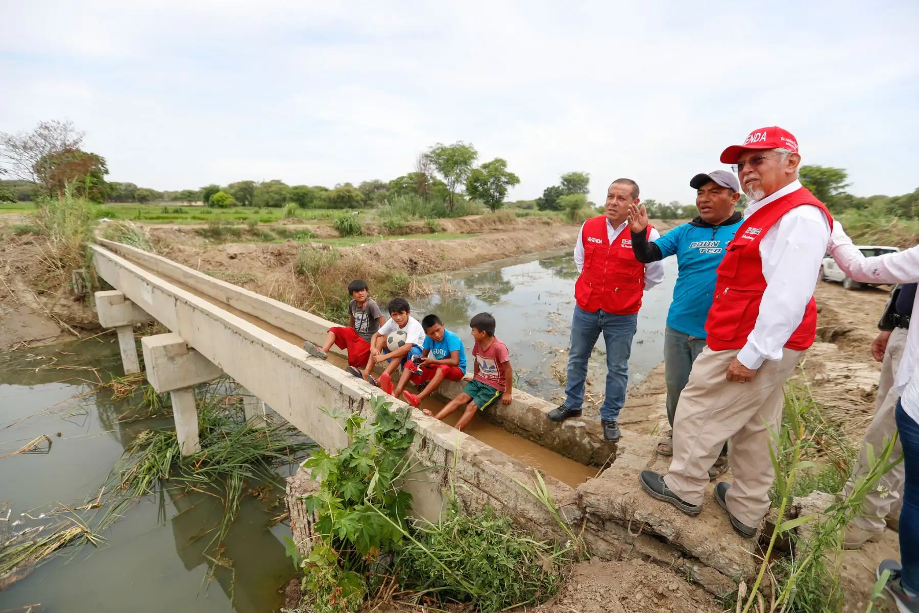 Javier Román Piqué del Pozo participa de la limpieza y descolmatación del dren pluvial 24.52 en el distrito La Arena, Piura. Foto: MVCS/ Karel navarro