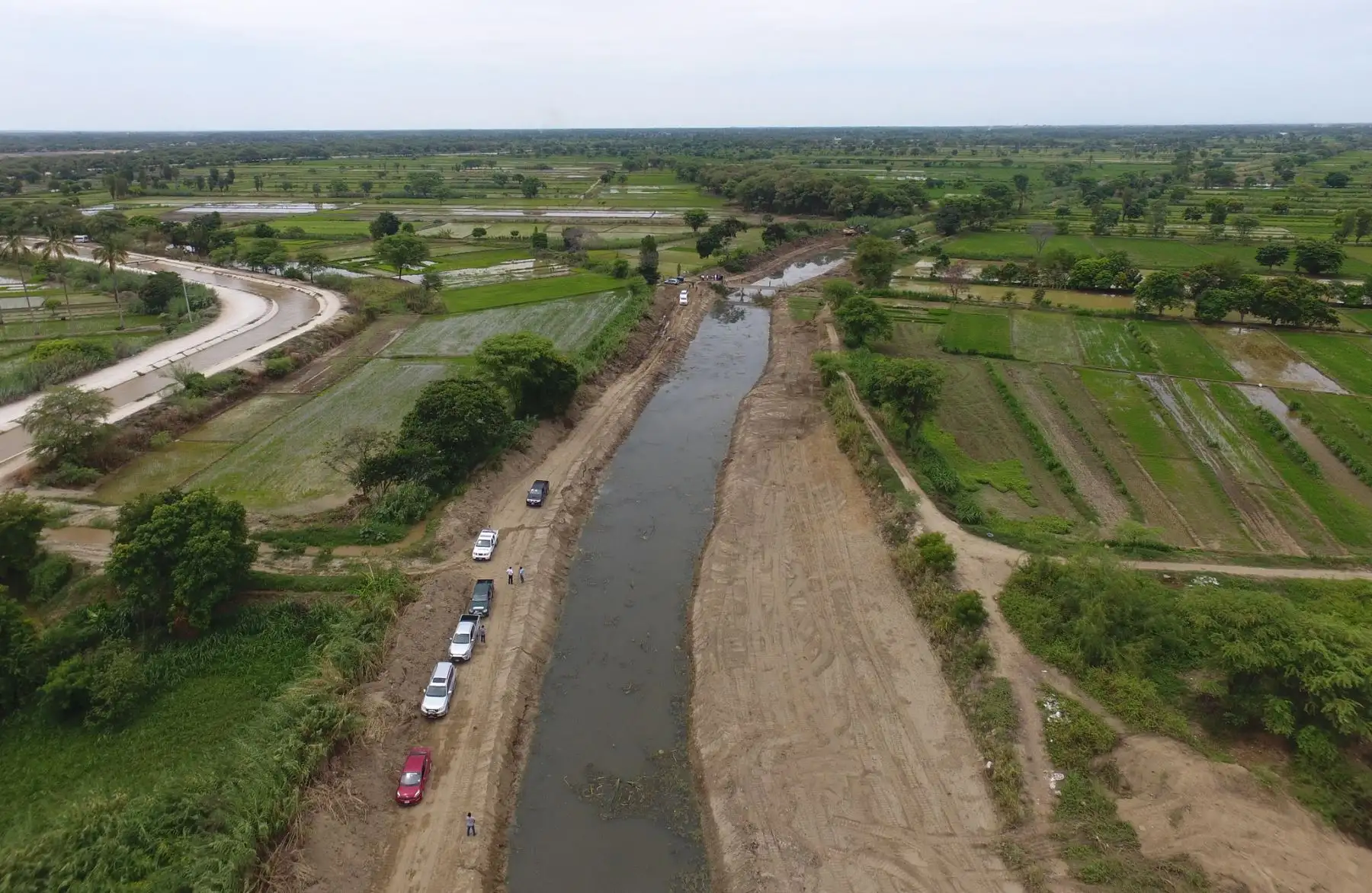 Limpieza y descolmatación del dren pluvial 24.52 en el distrito La Arena, Piura. Foto: MVCS/ Karel navarro
