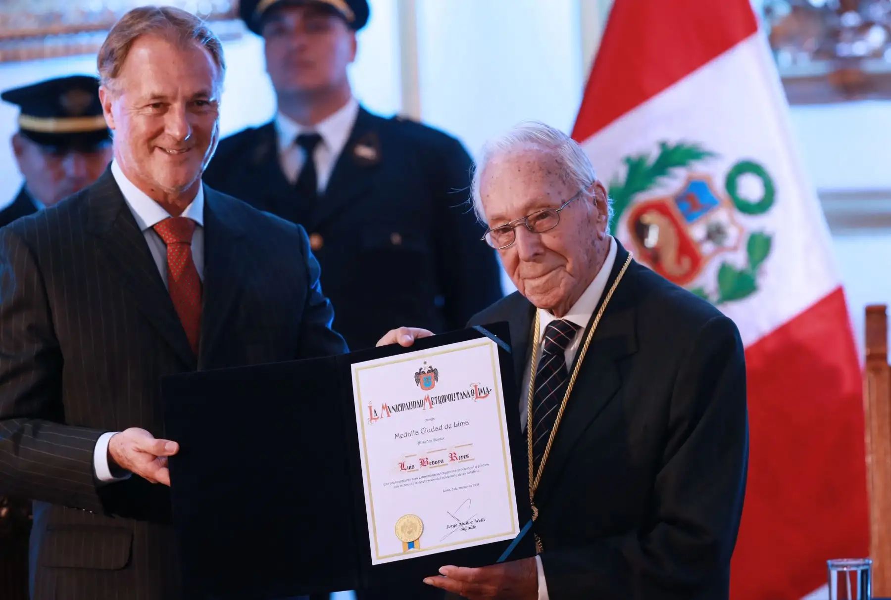 Luis Bedoya Reyes es reconocido con la medalla “Ciudad de Lima”, la más alta distinción que entrega la comuna metropolitana y la primera que es concedida por el Alcalde Jorge Muñoz Wells. Foto: ANDINA/Norman Córdova