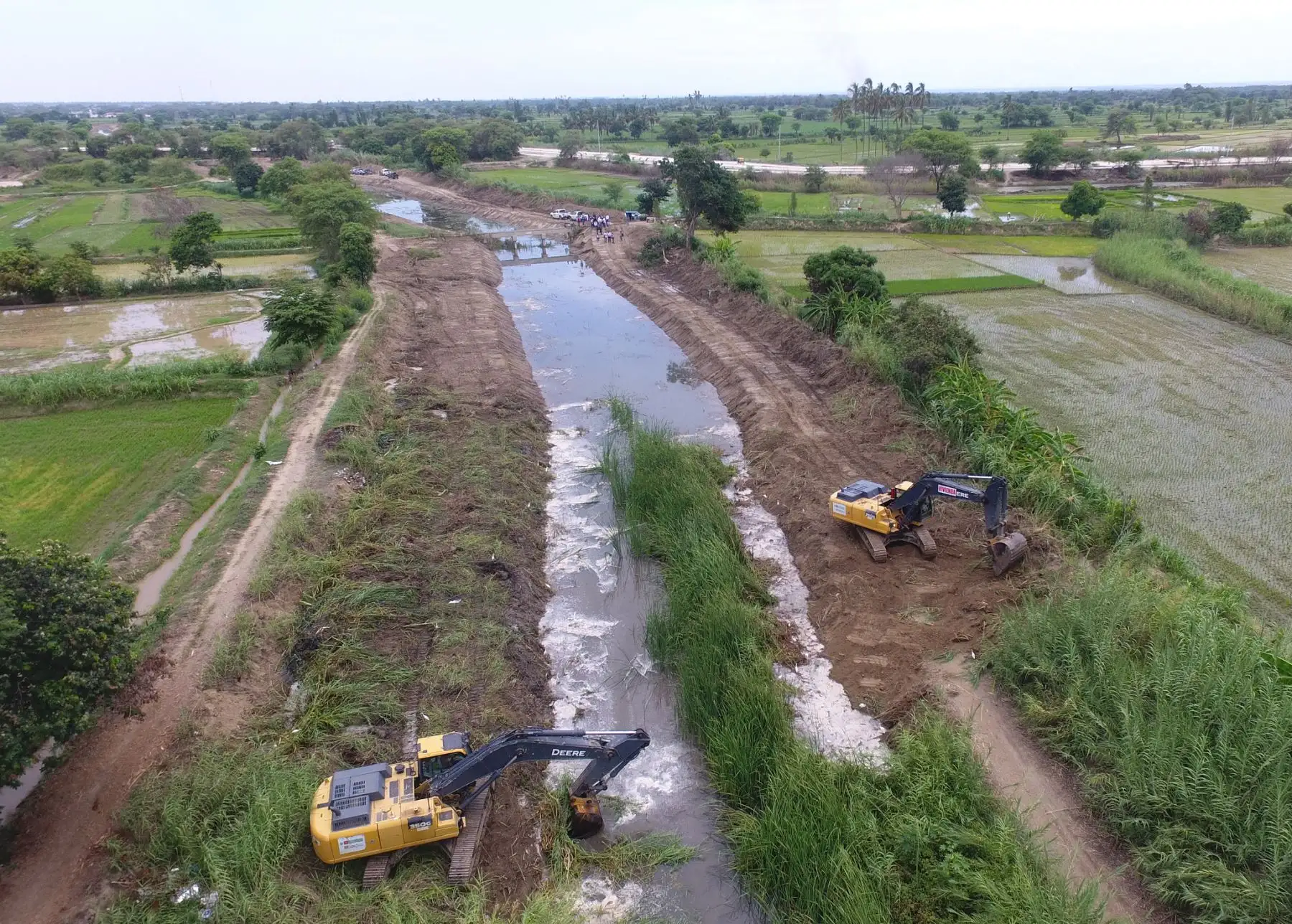 Limpieza y descolmatación del dren pluvial 24.52 en el distrito La Arena, Piura. Foto: MVCS/ Karel navarro