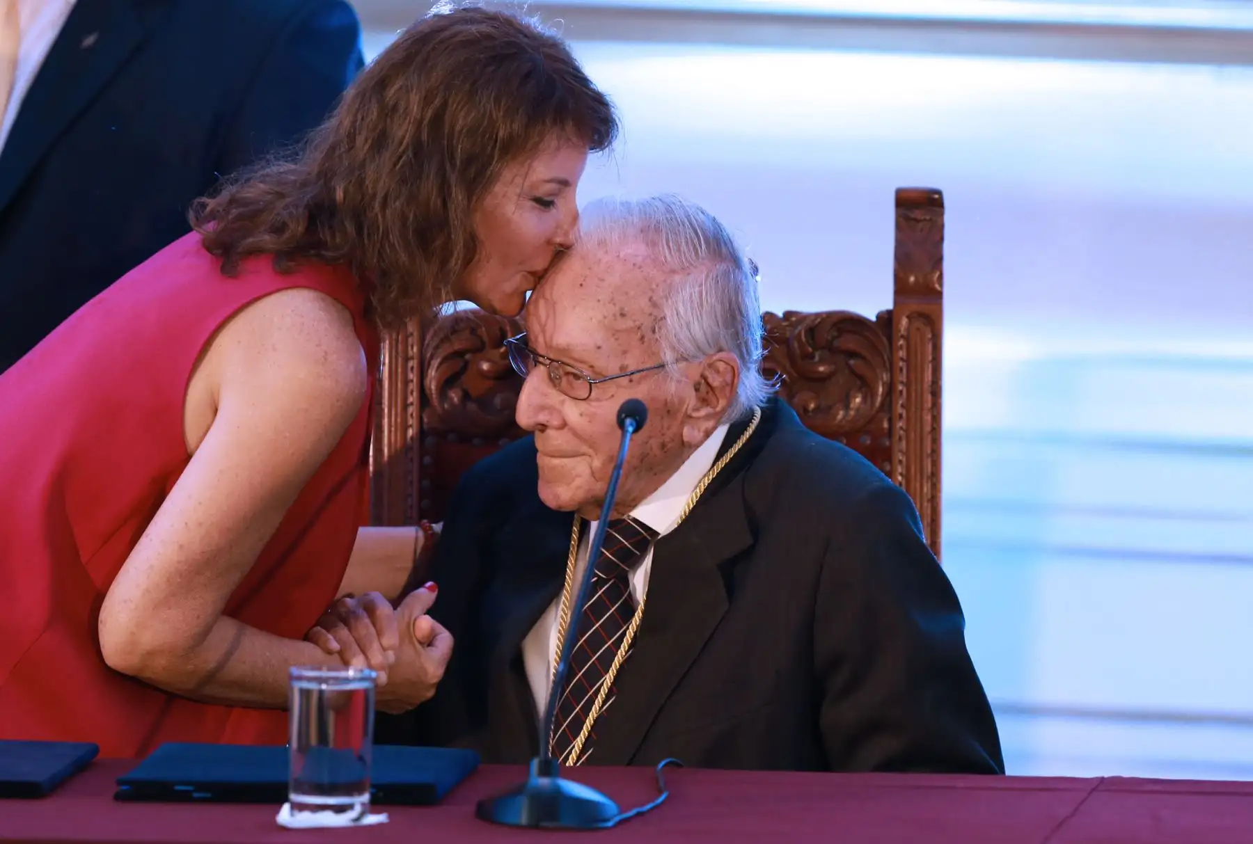 Luis Bedoya Reyes es reconocido con la medalla “Ciudad de Lima”, la más alta distinción que entrega la comuna metropolitana y la primera que es concedida por el Alcalde Jorge Muñoz Wells. Foto: ANDINA/Norman Córdova