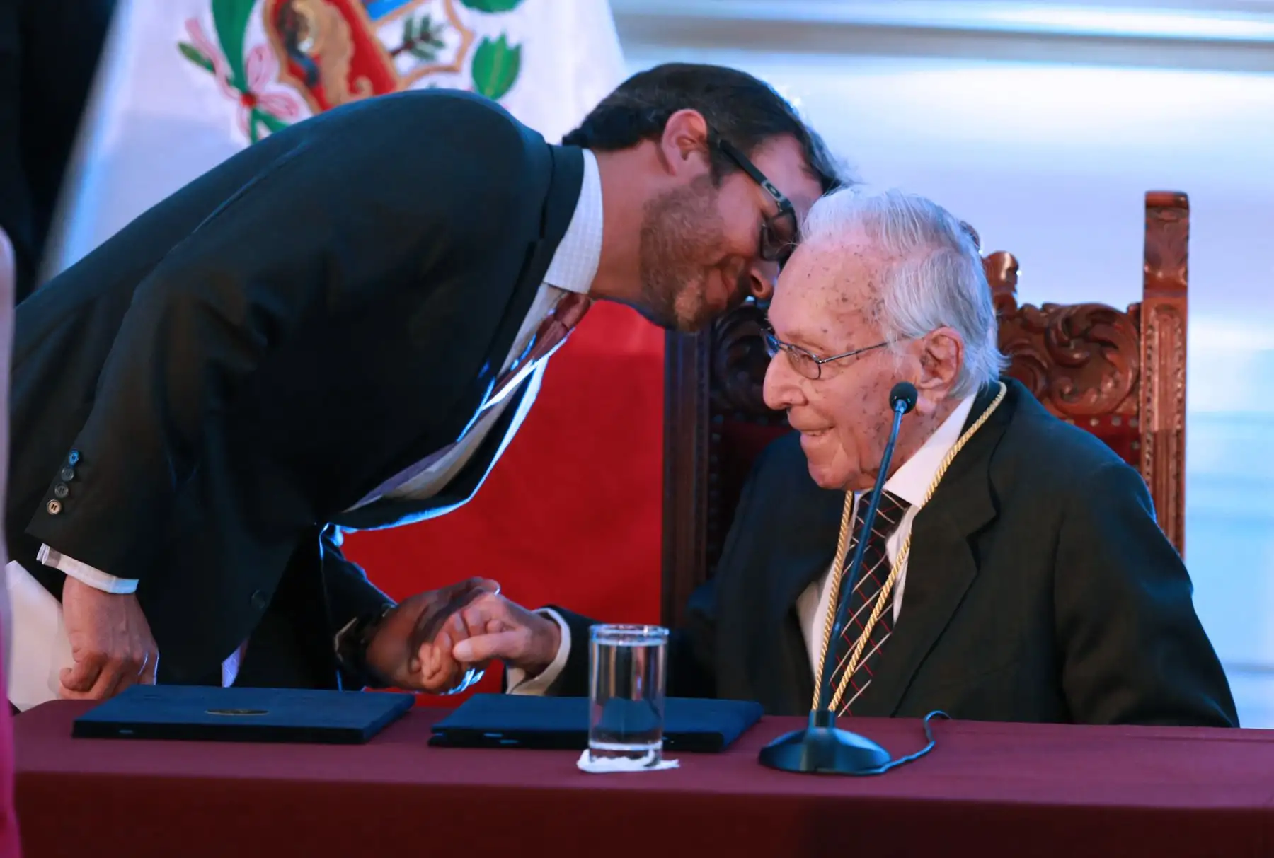 Luis Bedoya Reyes es reconocido con la medalla “Ciudad de Lima”, la más alta distinción que entrega la comuna metropolitana y la primera que es concedida por el Alcalde Jorge Muñoz Wells. Foto: ANDINA/Norman Córdova