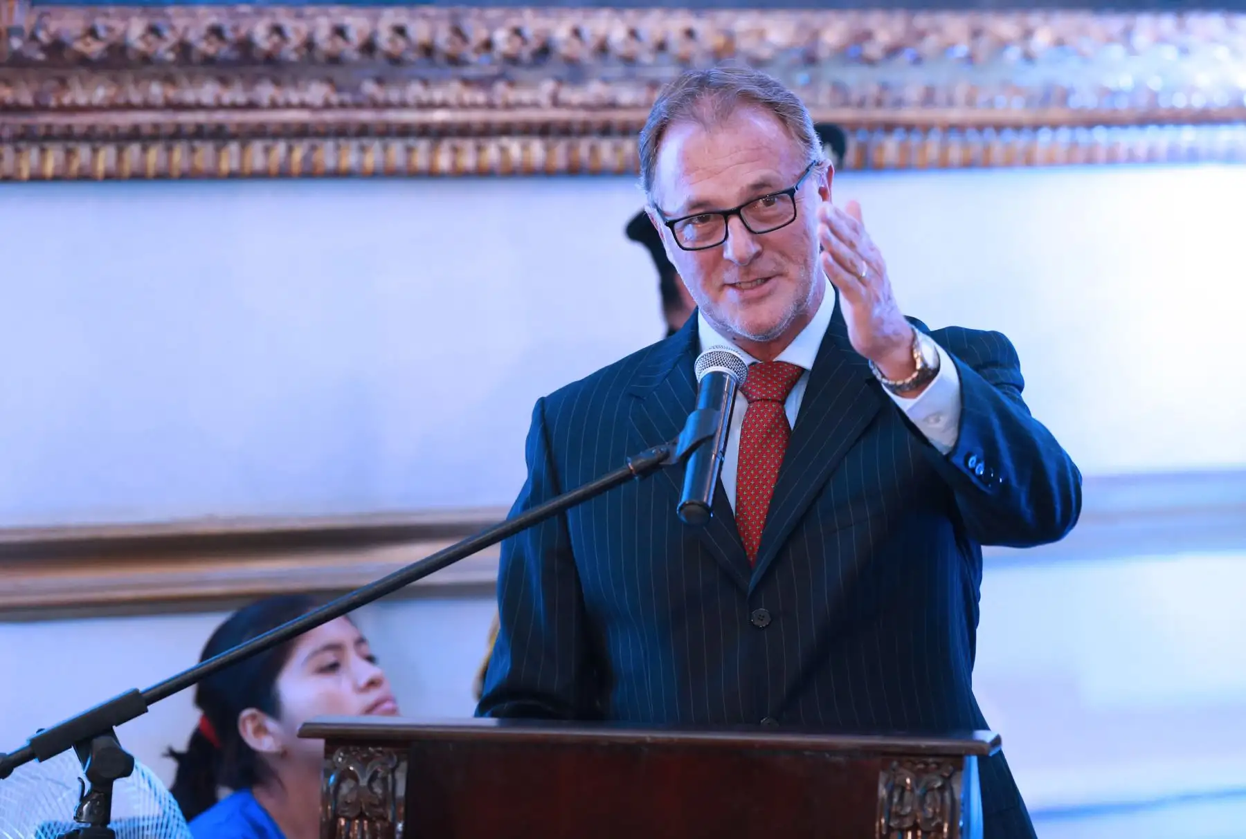 Luis Bedoya Reyes es reconocido con la medalla “Ciudad de Lima”, la más alta distinción que entrega la comuna metropolitana y la primera que es concedida por el Alcalde Jorge Muñoz Wells. Foto: ANDINA/Norman Córdova