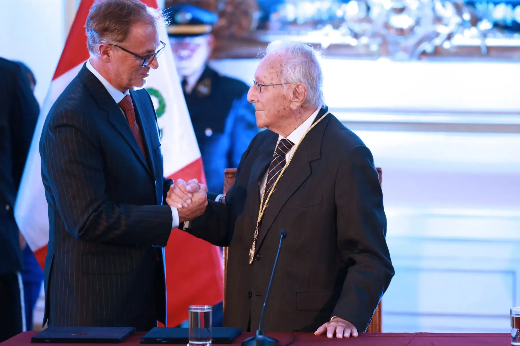 Luis Bedoya Reyes es reconocido con la medalla “Ciudad de Lima”, la más alta distinción que entrega la comuna metropolitana y la primera que es concedida por el Alcalde Jorge Muñoz Wells. Foto: ANDINA/Norman Córdova