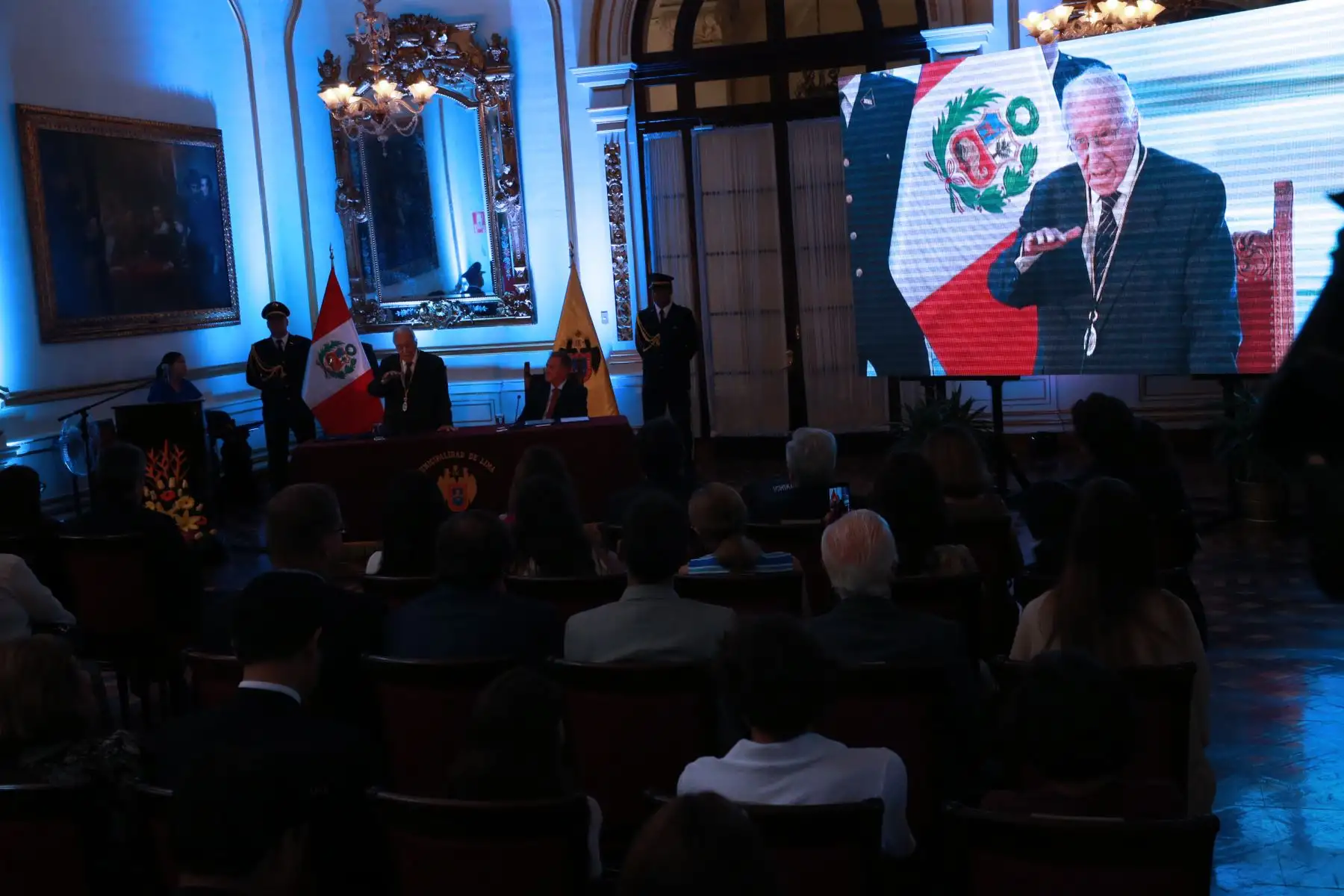 Luis Bedoya Reyes es reconocido con la medalla “Ciudad de Lima”, la más alta distinción que entrega la comuna metropolitana y la primera que es concedida por el Alcalde Jorge Muñoz Wells. Foto: ANDINA/Norman Córdova