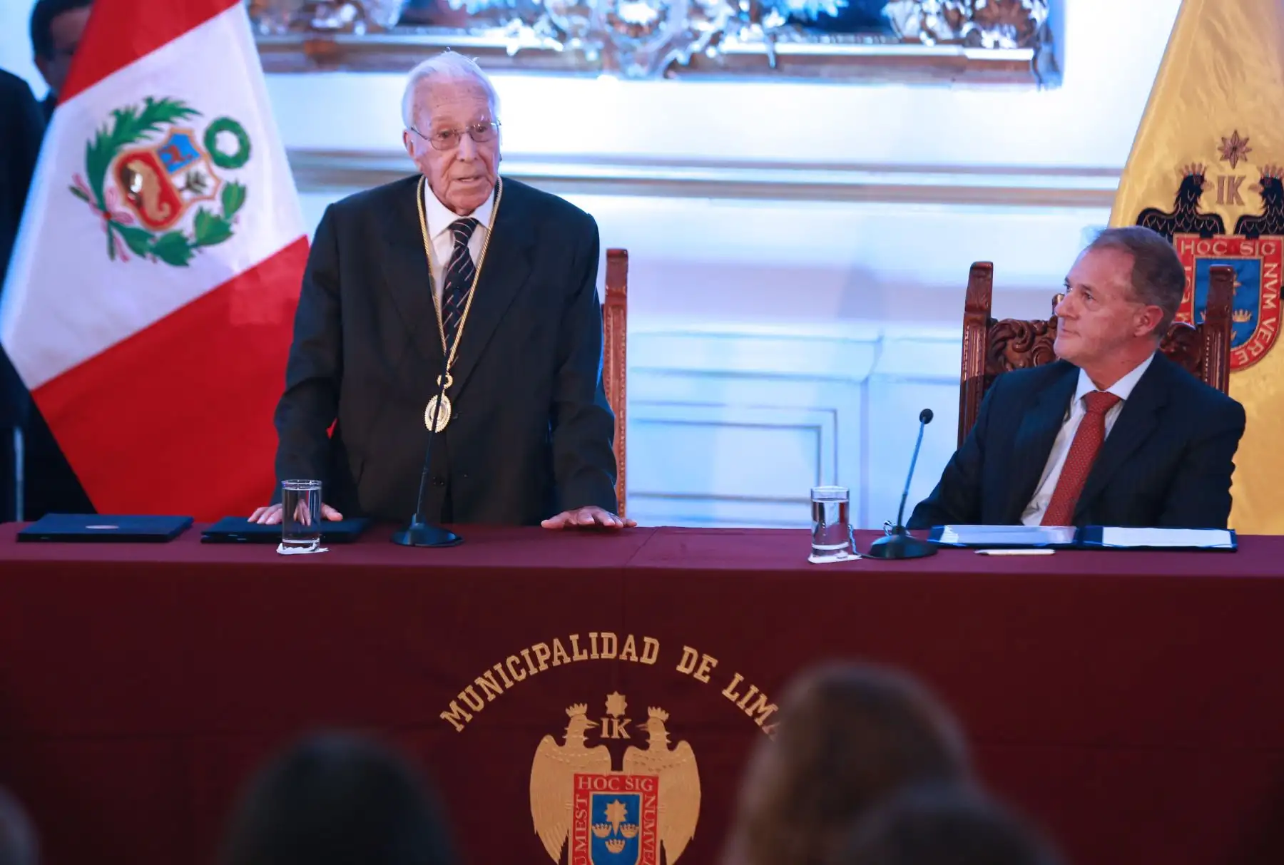 Luis Bedoya Reyes es reconocido con la medalla “Ciudad de Lima”, la más alta distinción que entrega la comuna metropolitana y la primera que es concedida por el Alcalde Jorge Muñoz Wells. Foto: ANDINA/Norman Córdova