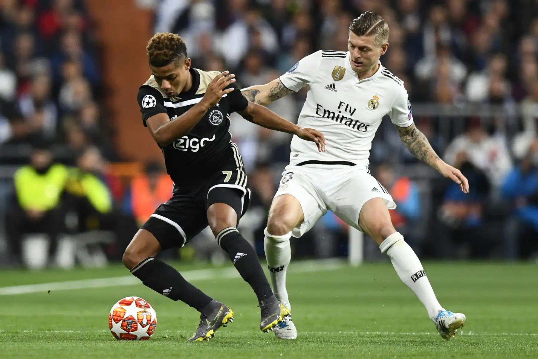 El mediocampista el Real Madrid, Toni Kroos, disputa el balón con el delantero del Ajax, David Neres, durante la ronda de la UEFA Champions League del partido entre el Real Madrid CF y el Ajax. Foto: AFP