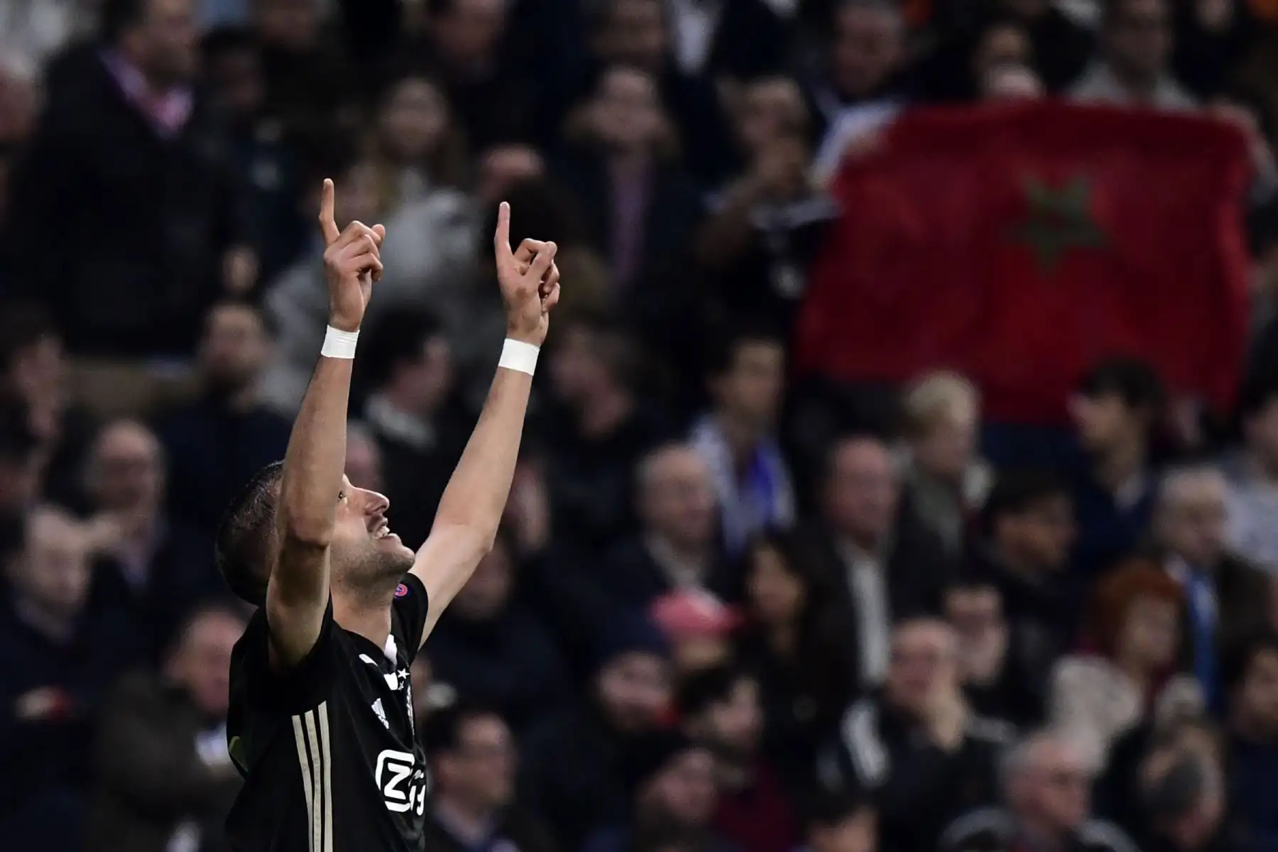 El mediocampista del Ajax, Hakim Ziyech, celebra después de marcar un gol contra el portero belga del Real Madrid, Thibaut Courtois. Foto: AFP