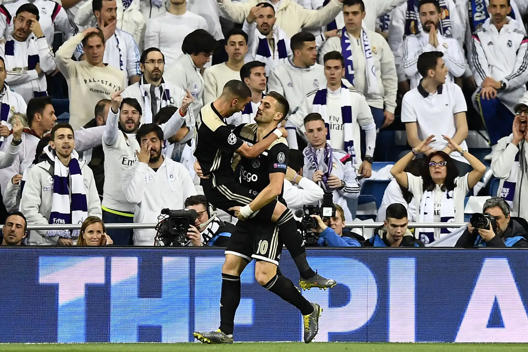 El mediocampista del Ajax, Hakim Ziyech , celebra con el delantero serbio del Ajax, Dusan Tadic, luego de marcar un gol en la ronda de la UEFA Champions League. Foto: AFP