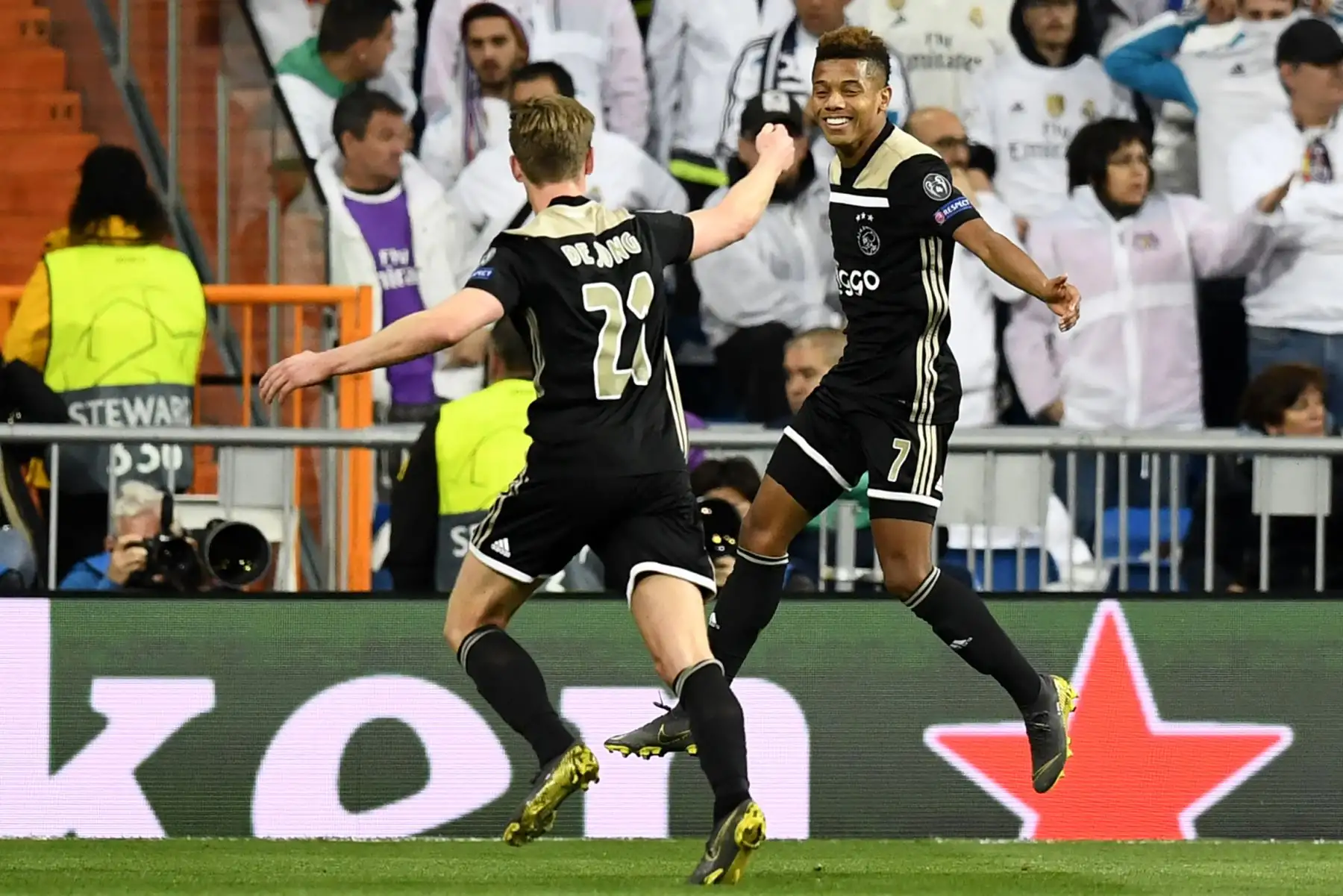 El delantero brasileño del Ajax, David Neres celebra con el centrocampista holandes del Ajax, Frenkie de Jong, luego de marcar un gol durante la ronda de la UEFA Champions League. Foto: AFP