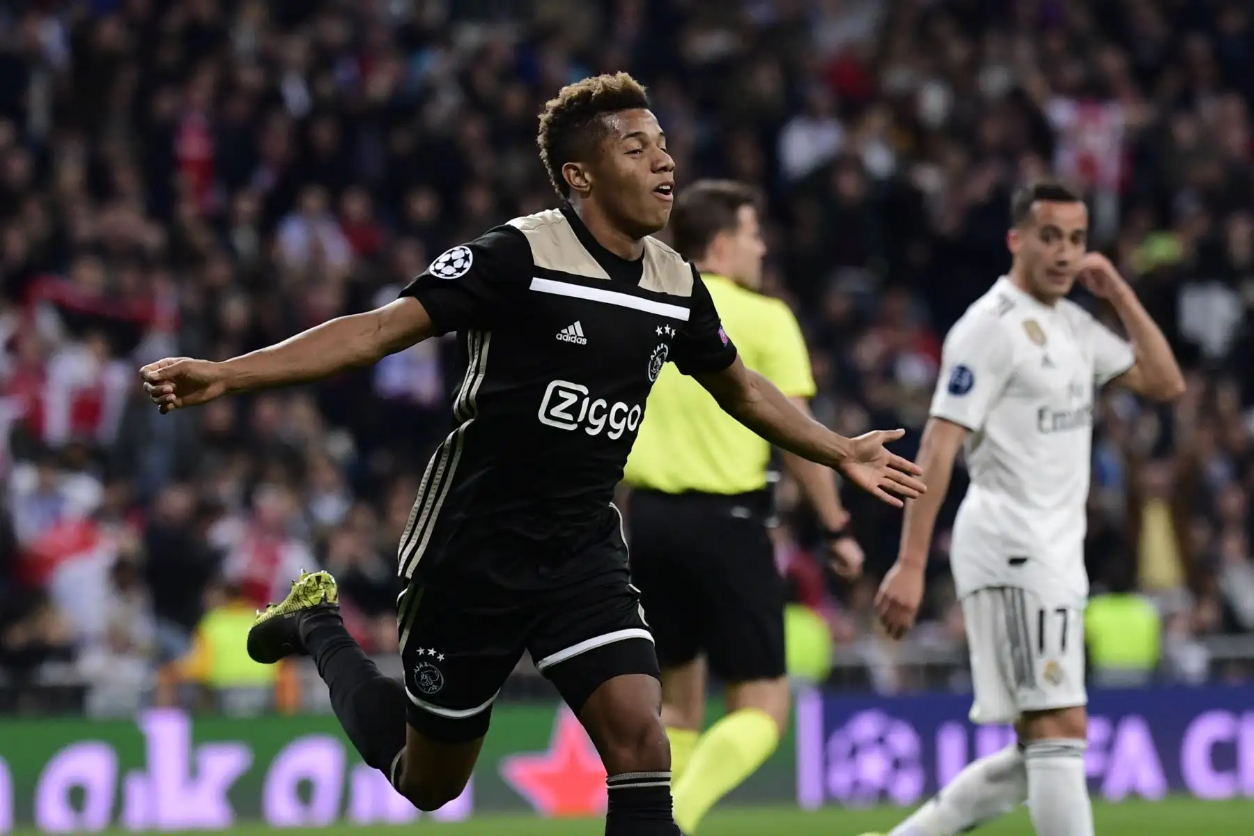 El delantero brasileño del Ajax, David Neres, celebra después de anotar su gol durante la ronda de la UEFA Champions League entre el Real Madrid CF y el Ajax. Foto: AFP