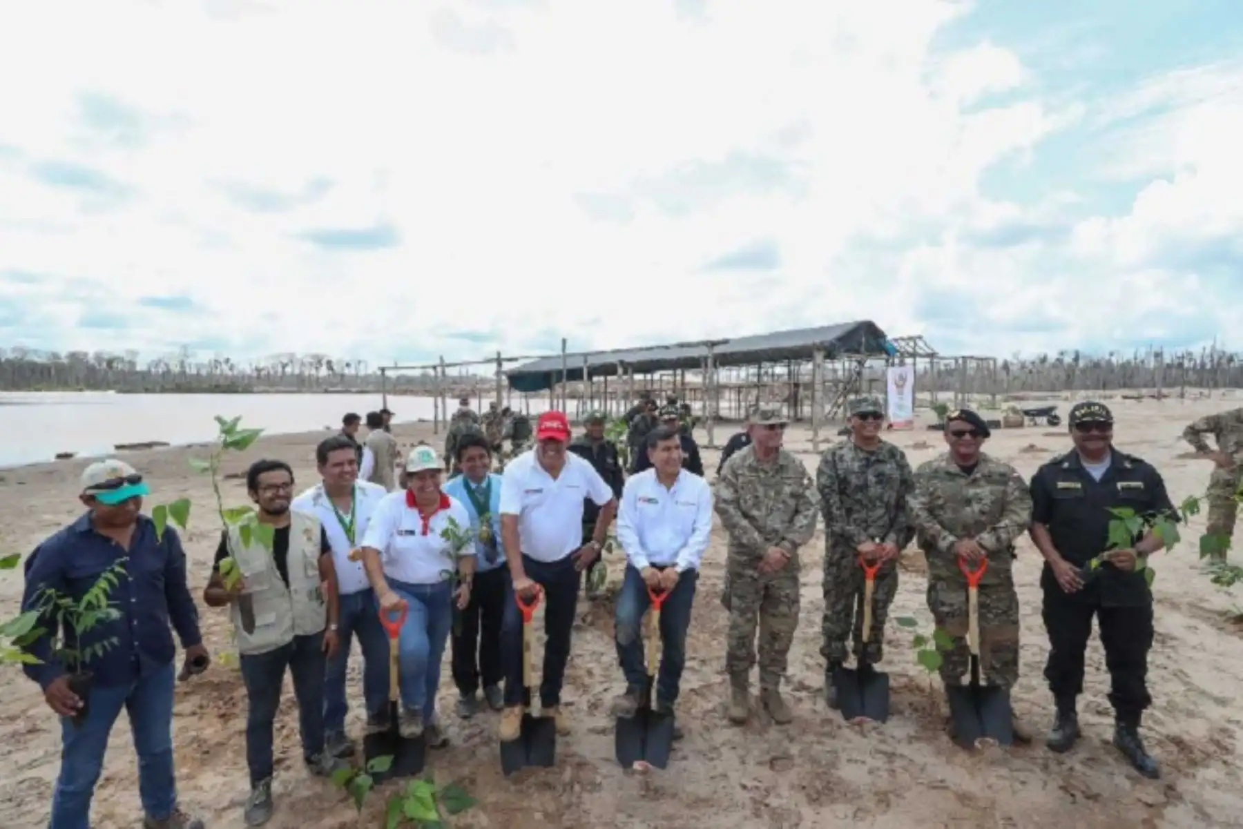 Un total de 100 policías que participaron en recientes operaciones contra la minería ilegal reforzarán la seguridad ciudadana en Madre de Dios, y enfrentarán el posible accionar delictivo de quienes ya no podrán dedicarse a esa ilegal actividad, anunció hoy el ministro del Interior, Carlos Morán.