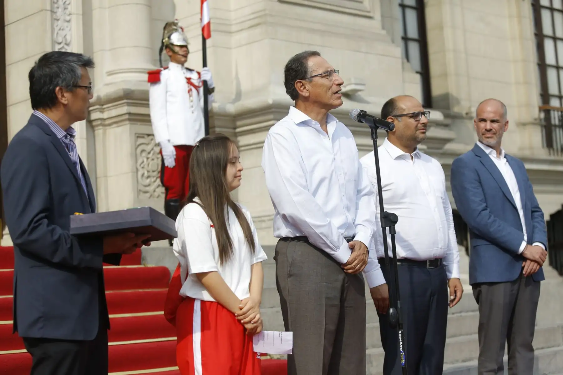 Presidente Vizcarra entrega la bandera peruana a selección peruana de Olimpiadas Especiales que participará en el Mundial Abu Dhabi 2019, en los Emiratos Árabes. Foto: ANDINA/Prensa Presidencia
