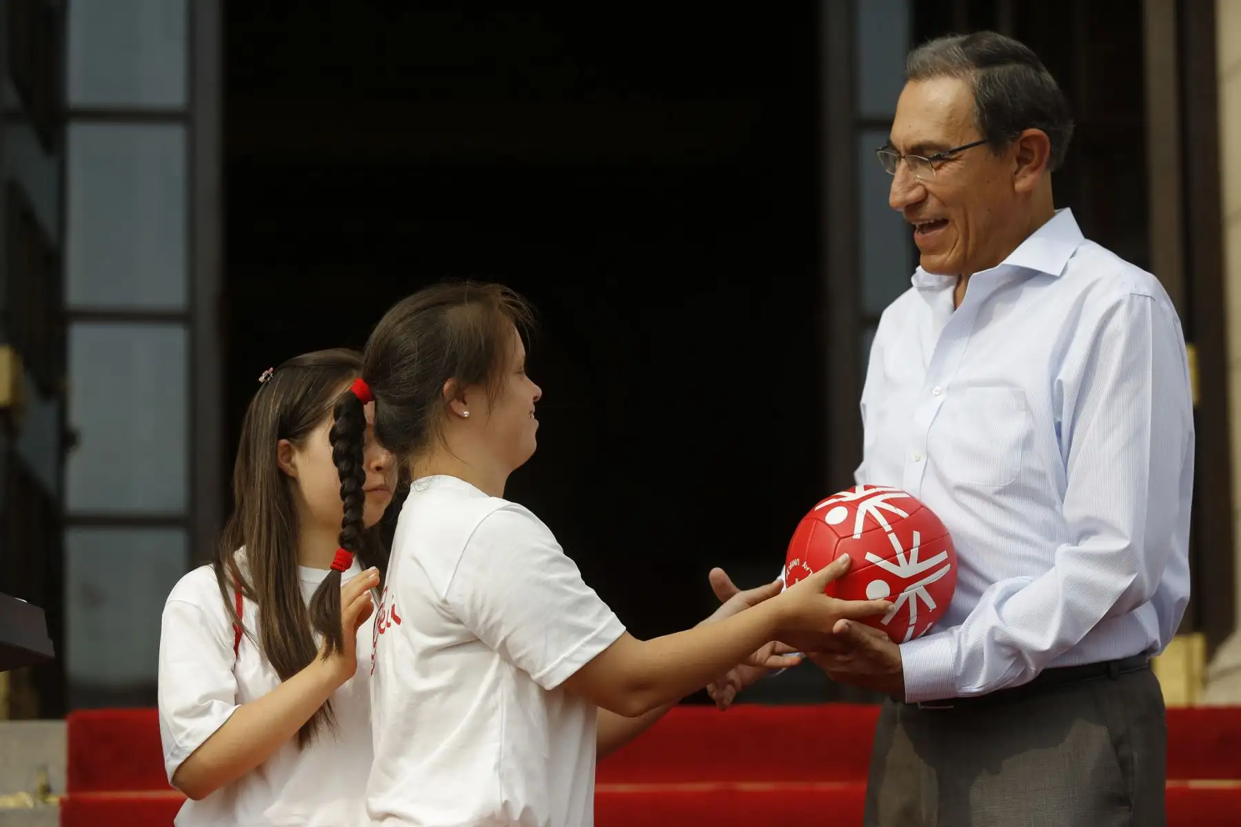 Presidente Vizcarra entrega la bandera peruana a selección peruana de Olimpiadas Especiales que participará en el Mundial Abu Dhabi 2019, en los Emiratos Árabes. Foto: ANDINA/Prensa Presidencia