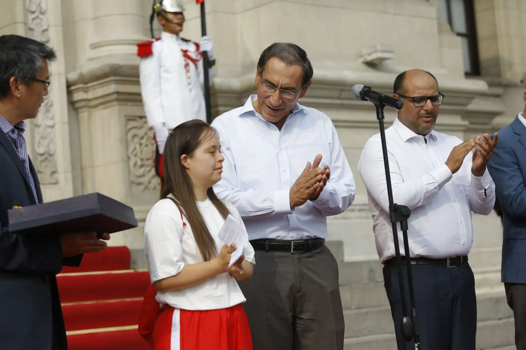 Presidente Vizcarra entrega la bandera peruana a selección peruana de Olimpiadas Especiales que participará en el Mundial Abu Dhabi 2019, en los Emiratos Árabes. Foto: ANDINA/Prensa Presidencia