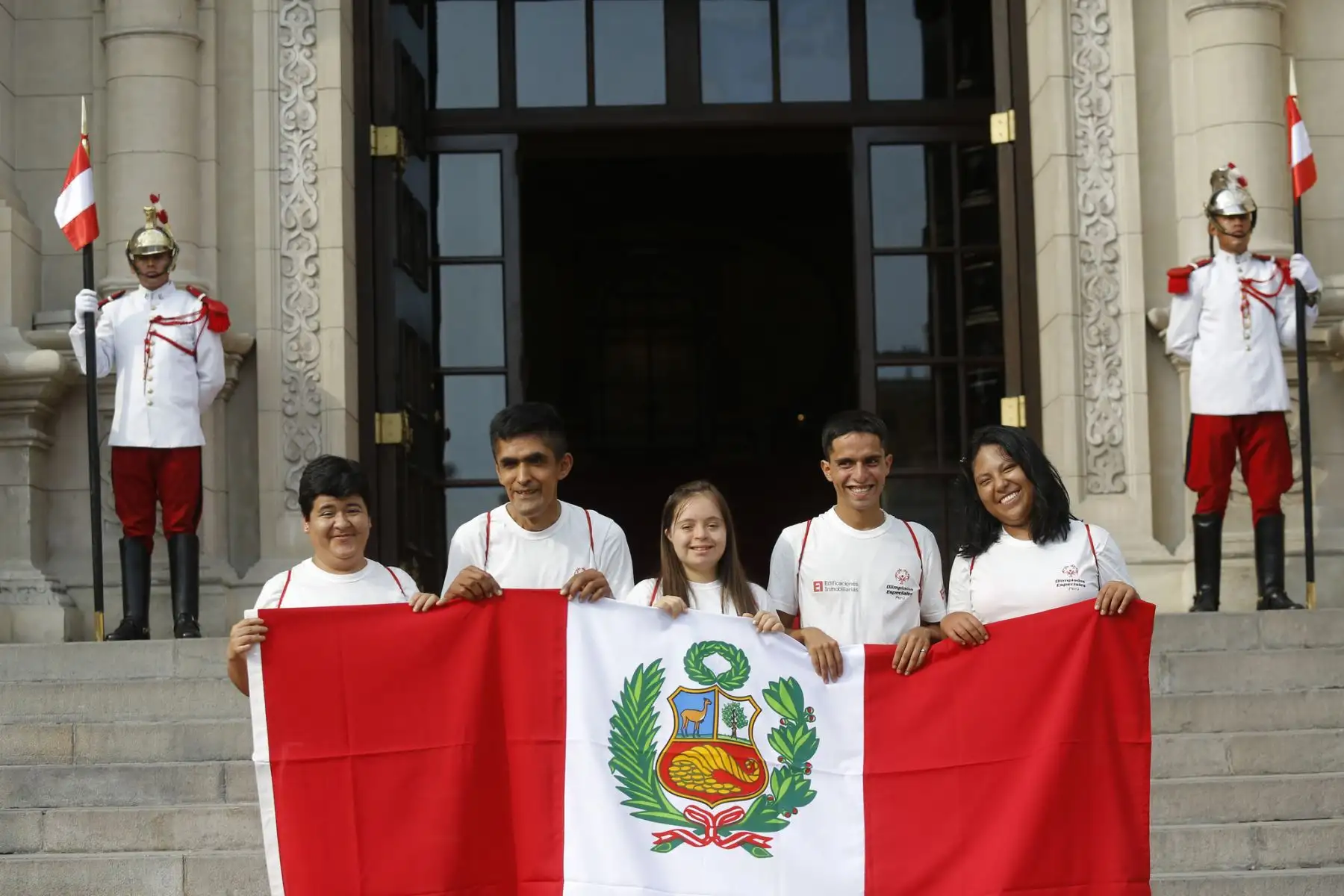 Presidente Vizcarra entrega la bandera peruana a selección peruana de Olimpiadas Especiales que participará en el Mundial Abu Dhabi 2019, en los Emiratos Árabes. Foto: ANDINA/Prensa Presidencia