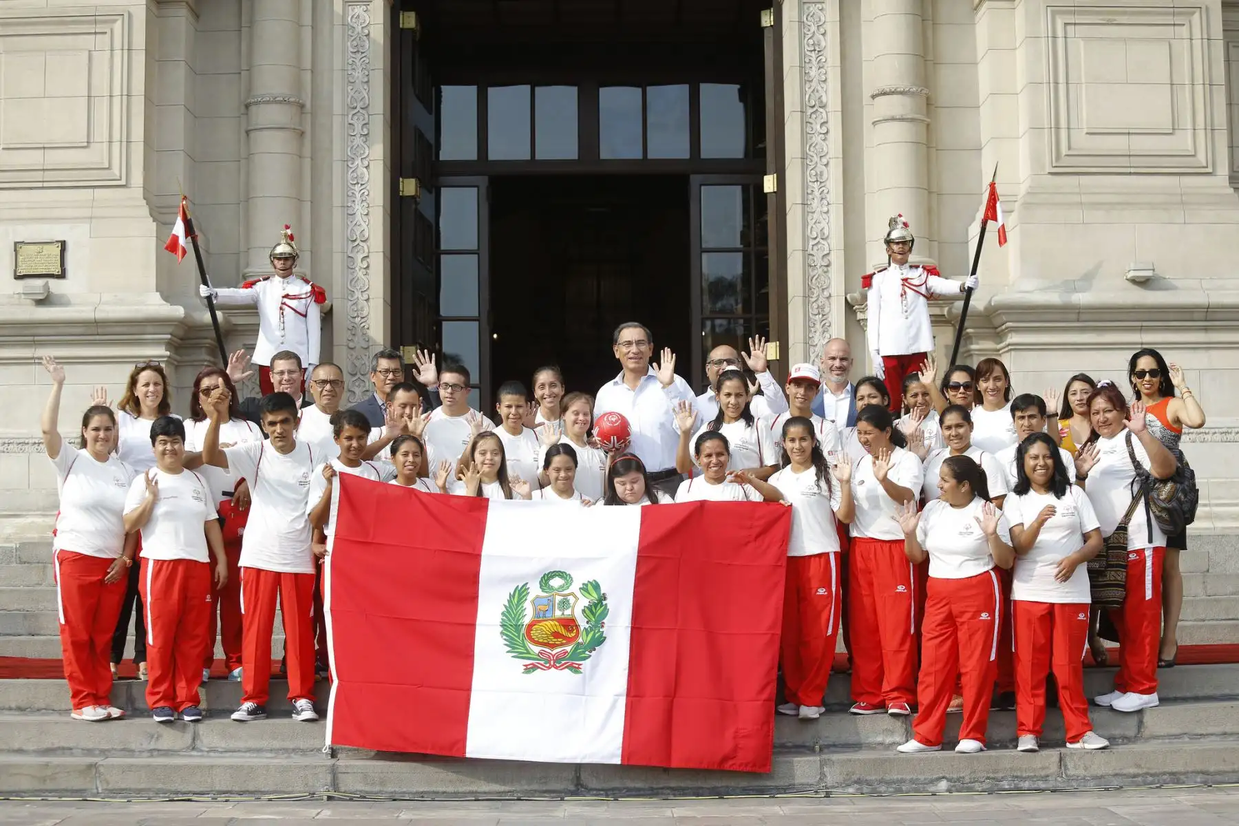 Presidente Vizcarra entrega la bandera peruana a selección peruana de Olimpiadas Especiales que participará en el Mundial Abu Dhabi 2019, en los Emiratos Árabes. Foto: ANDINA/Prensa Presidencia