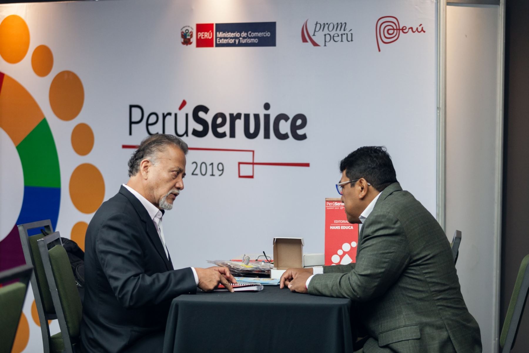 Contactos comerciales durante el Perú Service Summit. Cortesía
