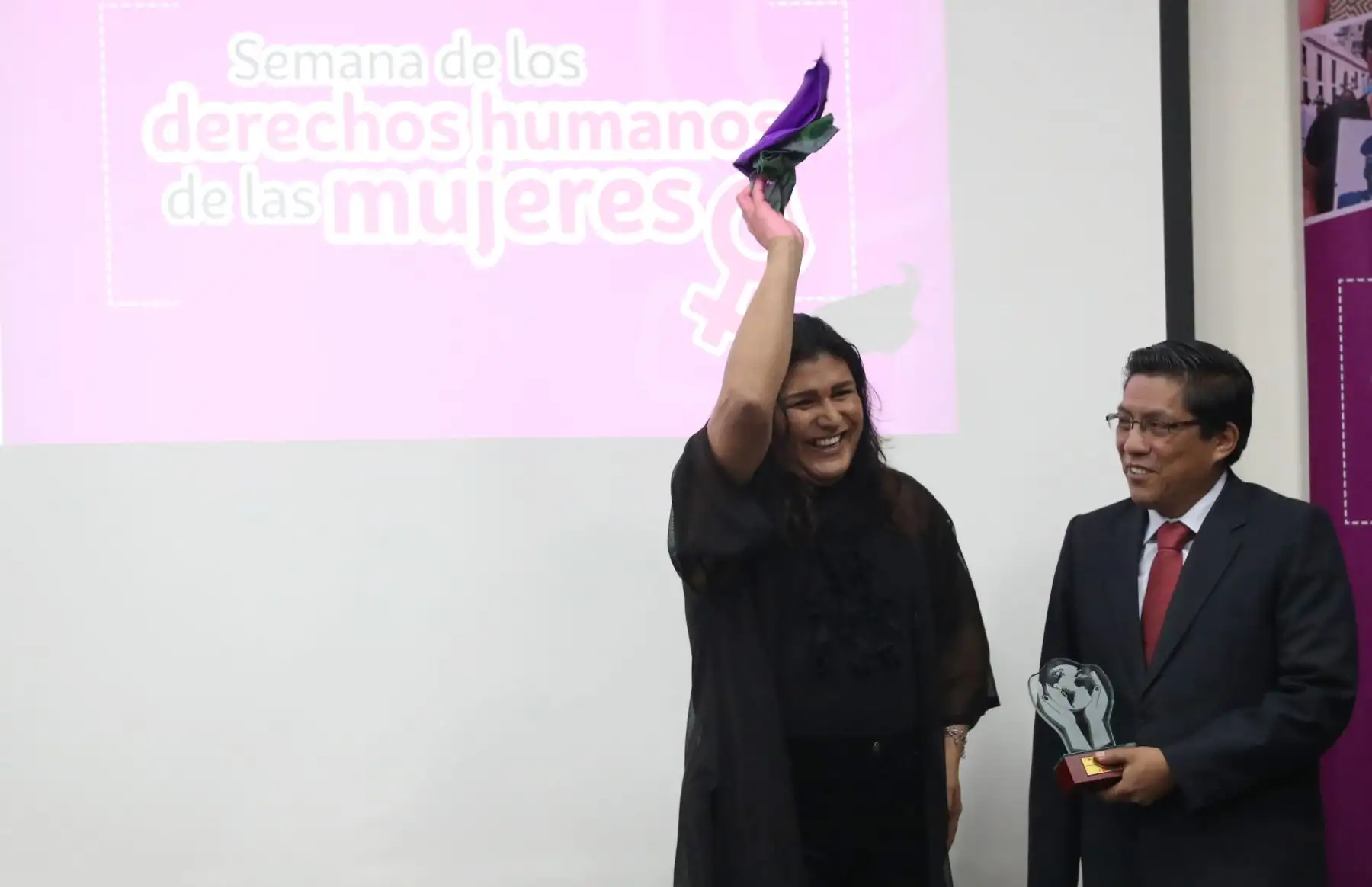 Miluska Luzquiños, mujer trans defensora de los derechos de las personas trans, fundadora de la Casa trans Zuleymi. Recibe  reconocimiento del Ministerio de Justicia y Derechos Humanos.  Foto: ANDINA/Melina Mejía