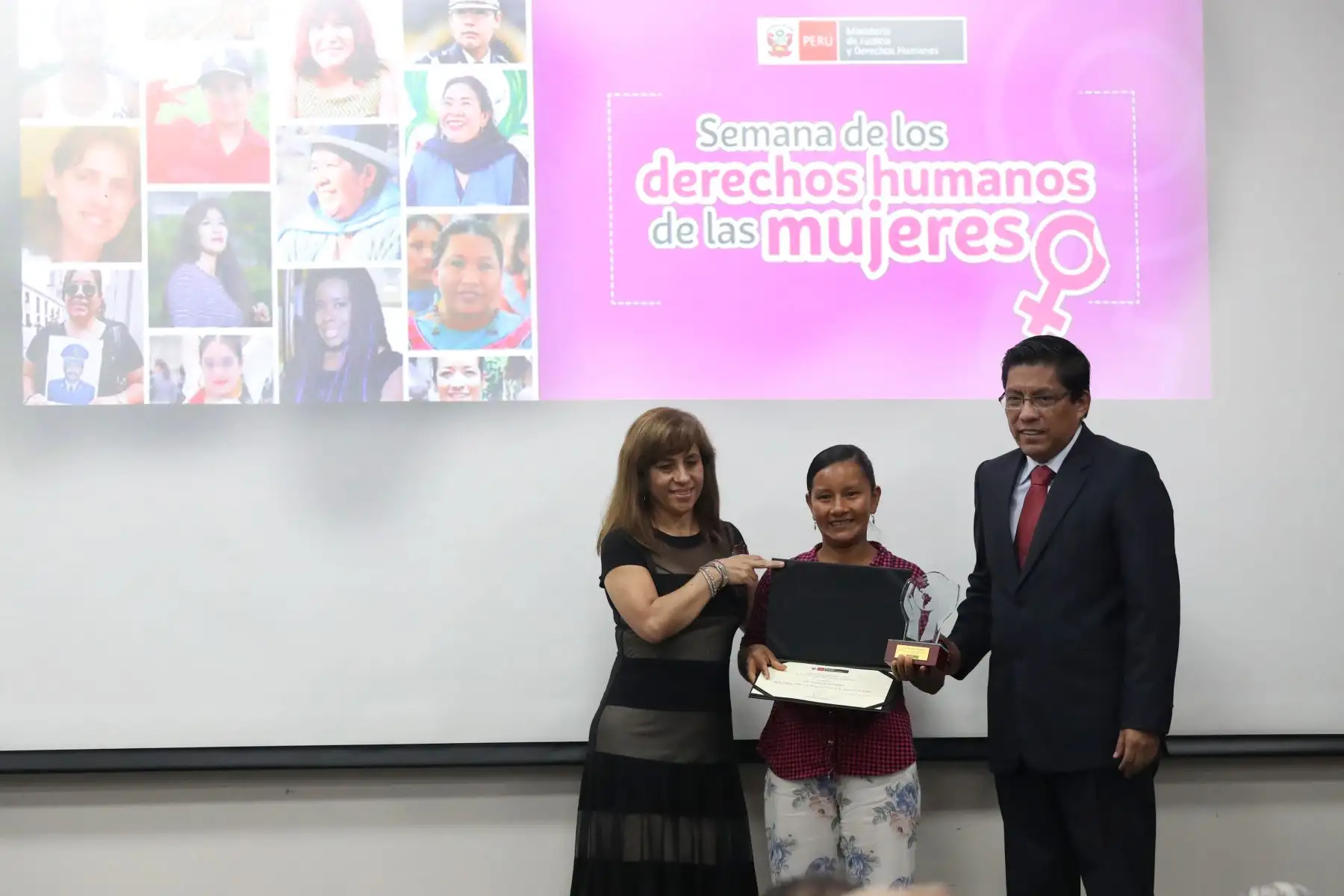 El ministro de Justicia y Derechos Humanos, Vicente Zeballos, encabeza   ceremonia de reconocimiento a mujeres que realizan una loable labor de promoción y defensa de los derechos humanos en nuestro país.  Foto: ANDINA/Melina Mejía