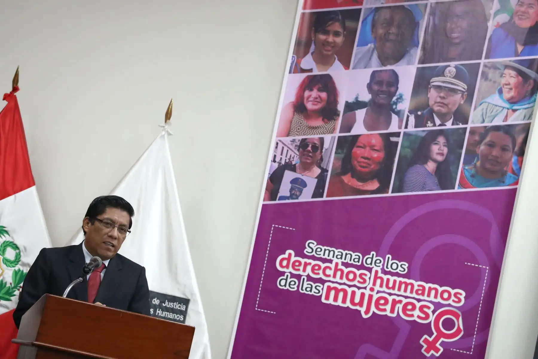 El ministro de Justicia y Derechos Humanos, Vicente Zeballos, encabeza   ceremonia de reconocimiento a mujeres que realizan una loable labor de promoción y defensa de los derechos humanos en nuestro país.  Foto: ANDINA/Melina Mejía