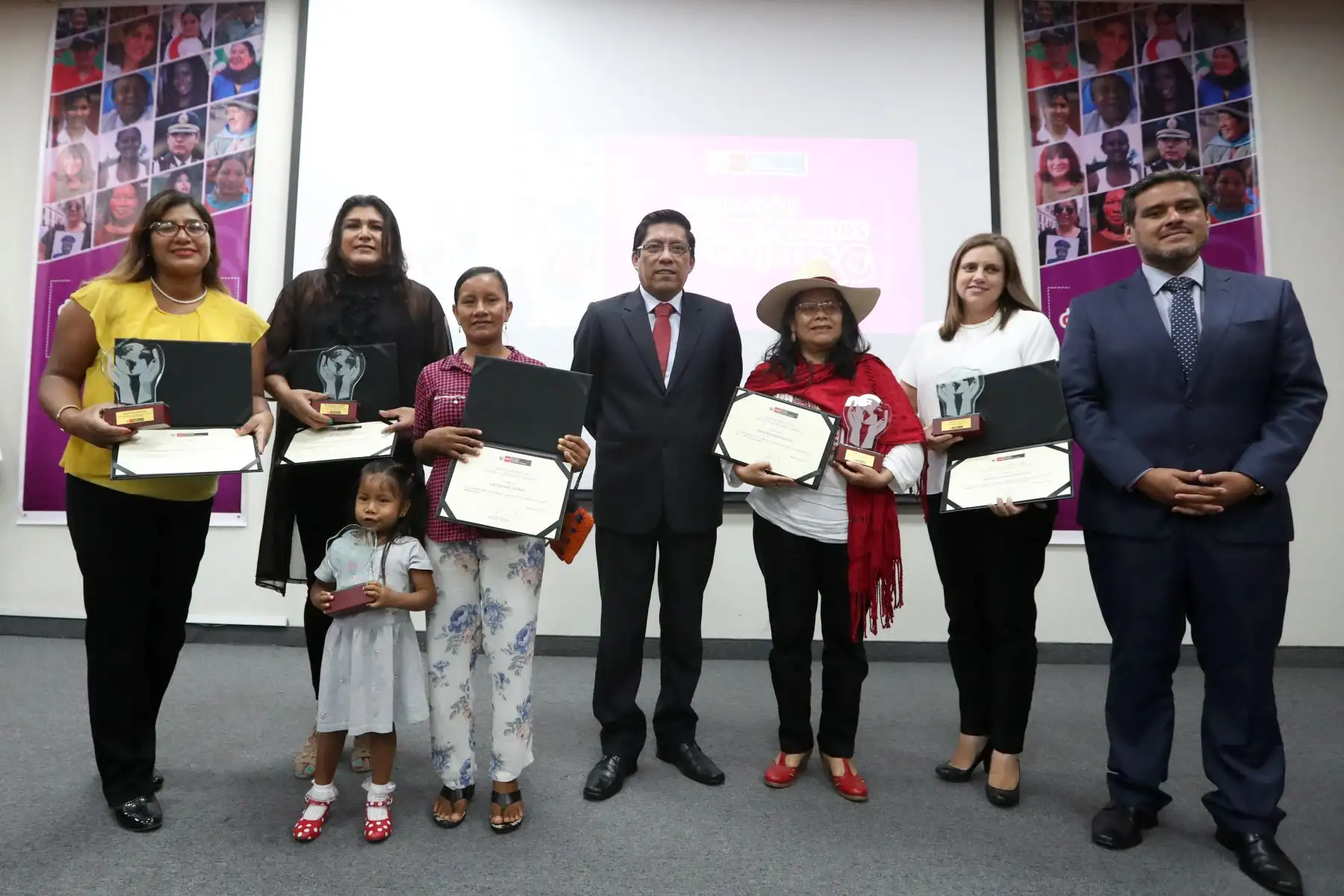 El ministro de Justicia y Derechos Humanos, Vicente Zeballos, encabeza   ceremonia de reconocimiento a mujeres que realizan una loable labor de promoción y defensa de los derechos humanos en nuestro país.  Foto: ANDINA/Melina Mejía